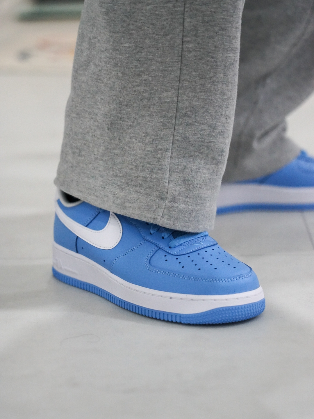 Nike Air Force 1 '07 Low University Blue 착용 스타일 - 1