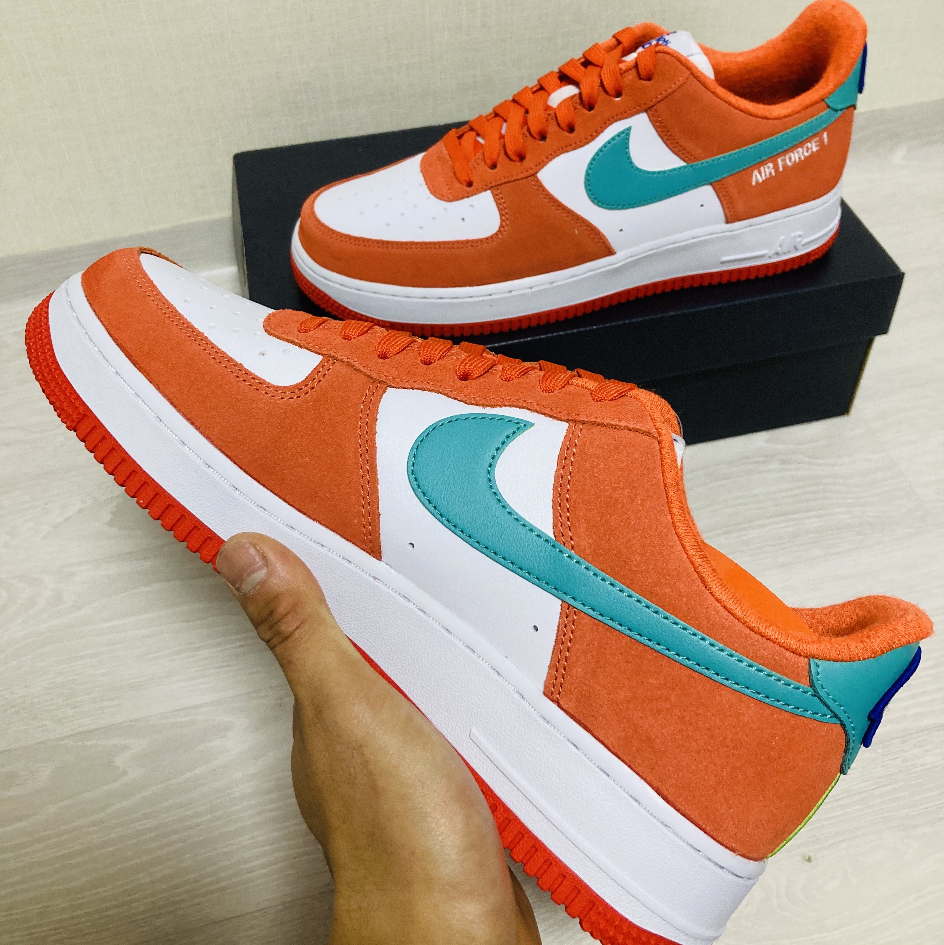 Nike Air Force 1 '07 LV8 Athletic Club Rush Orange Washed Teal 착용 스타일