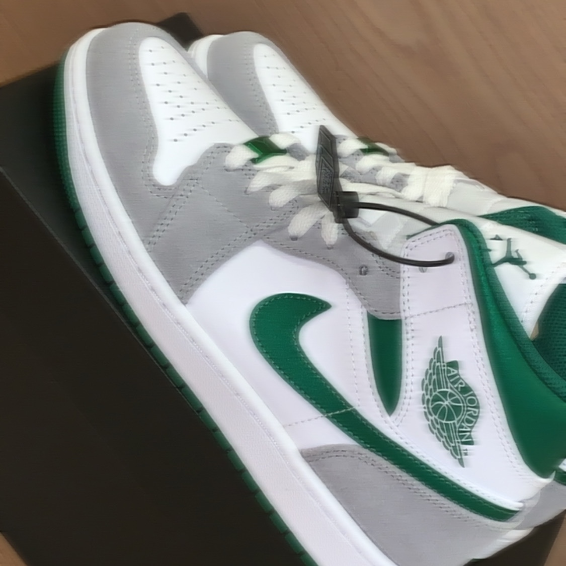 Jordan 1 Mid SE Pine Green Light Smoke Grey 착용 스타일