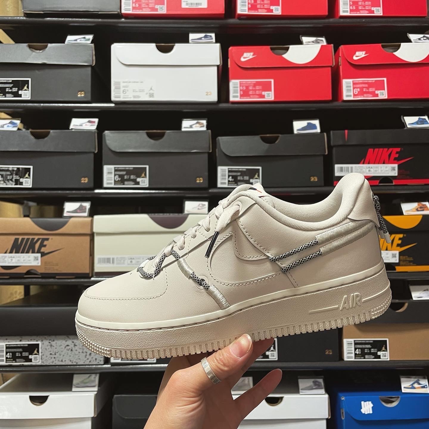 (W) Nike Air Force 1 '07 LX White Safety Orange, (W) Nike Air Force 1 '07 LX Light Orewood Brown 착용 스타일 - 2