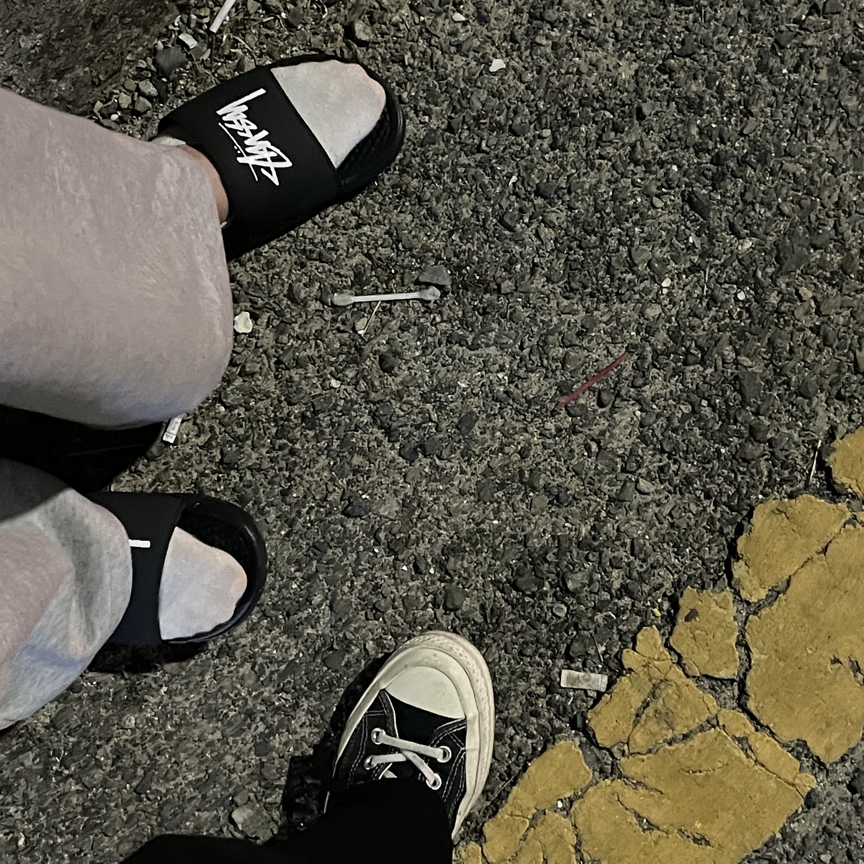 Nike x Stussy Benassi Slide Off Noir, Converse x Play Comme des Garcons Chuck 70 Ox Black 착용 스타일