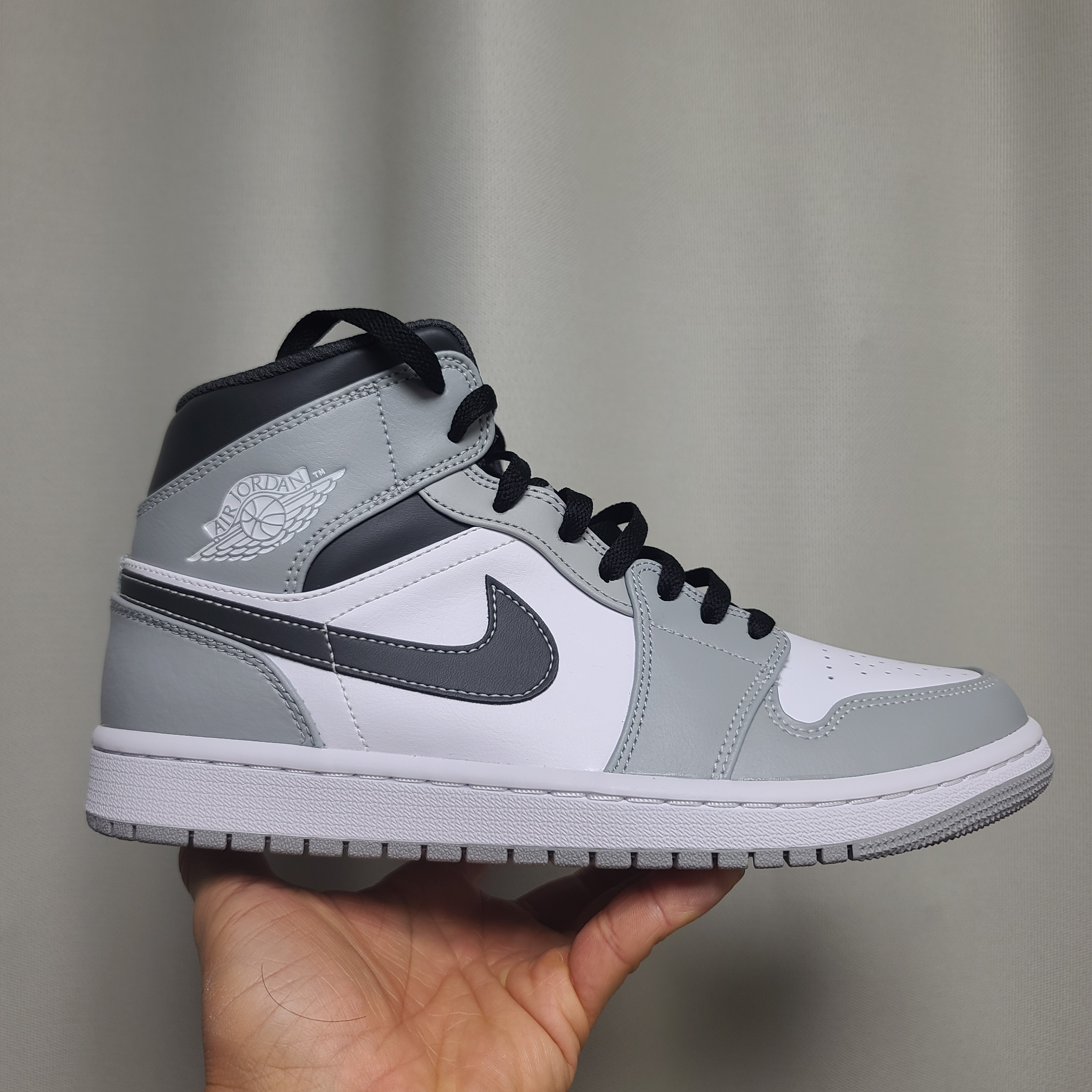 Jordan 1 Mid Light Smoke Grey Anthracite 착용 스타일 - 3