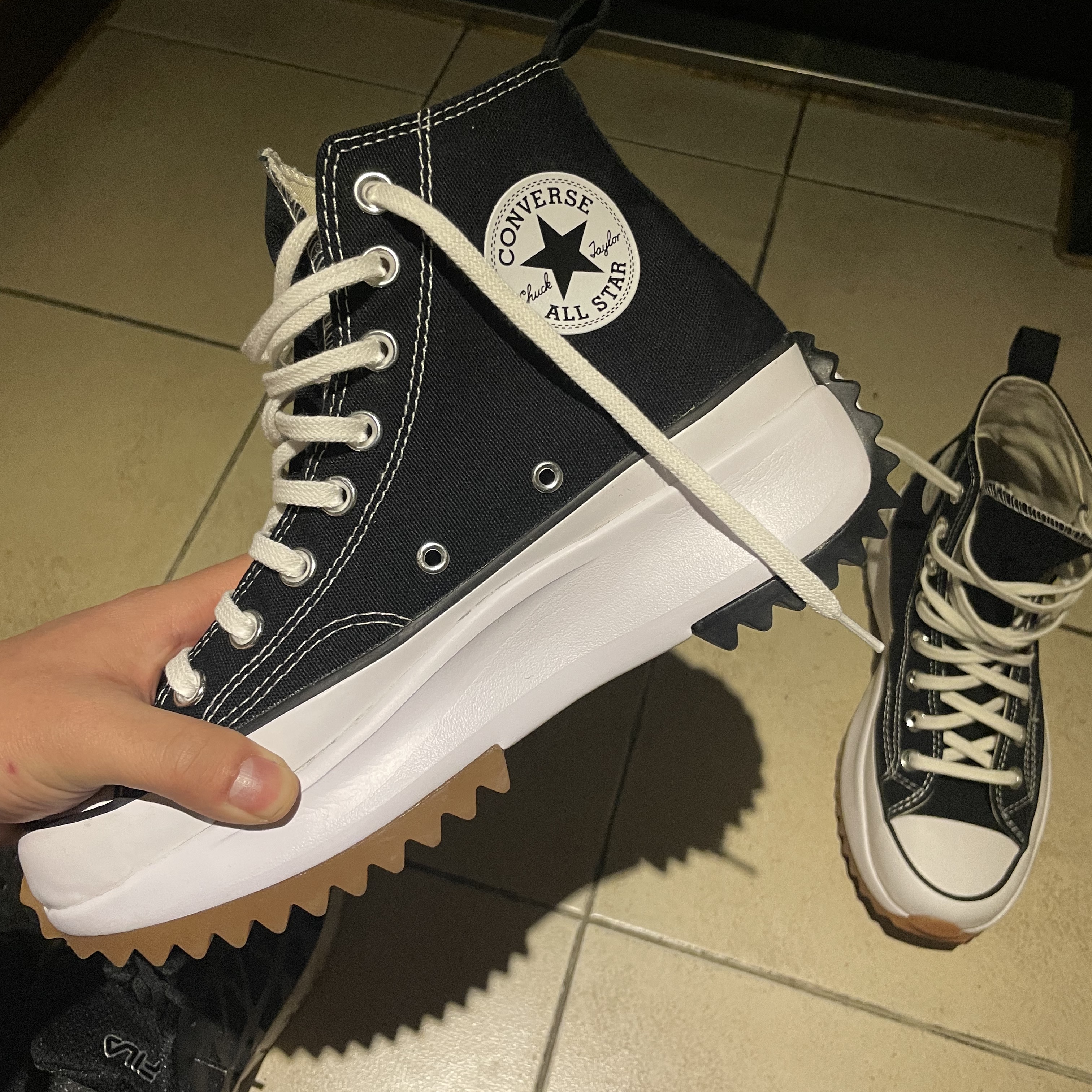 Converse Run Star Hike Hi Black White Gum 착용 스타일 - 2