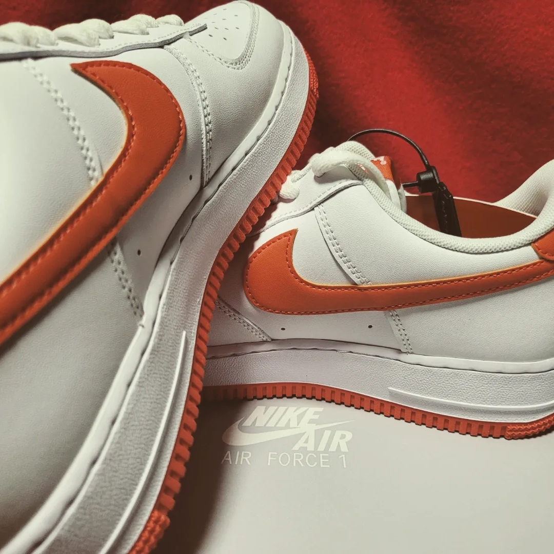 Nike Air Force 1 '07 Low White Team Orange 착용 스타일 - 1
