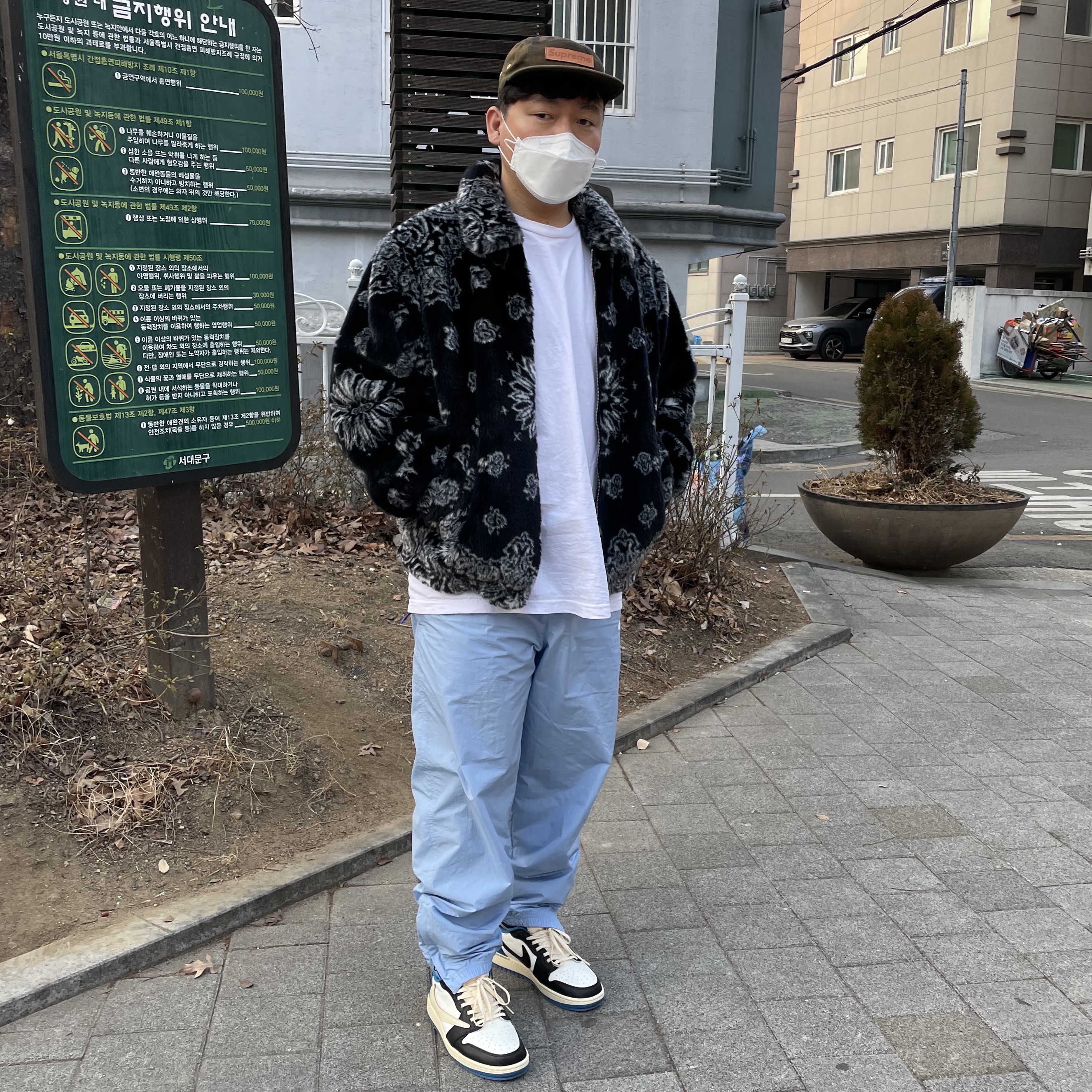 Supreme Bandana Faux Fur Bomber Jacket Black - 21SS, Jordan 1 x Travis Scott x Fragment Retro Low OG SP Military Blue 착용 스타일