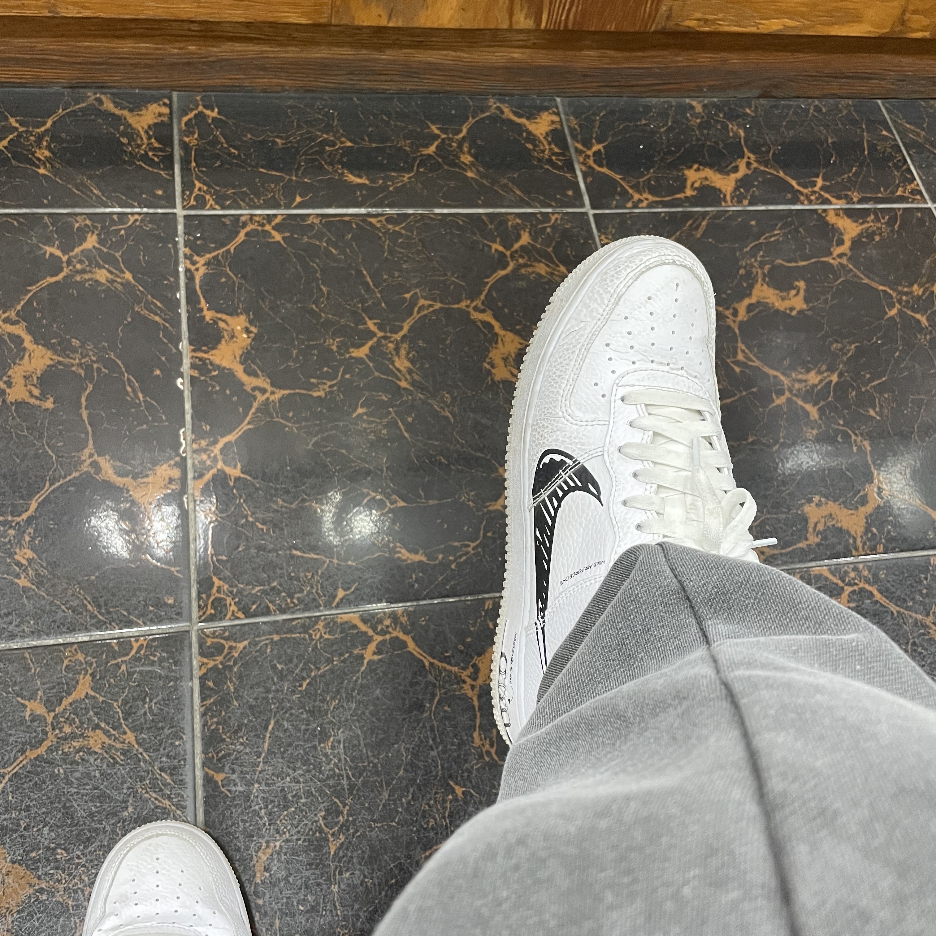 Nike Air Force 1 Low Sketch White Black 착용 스타일 - 1