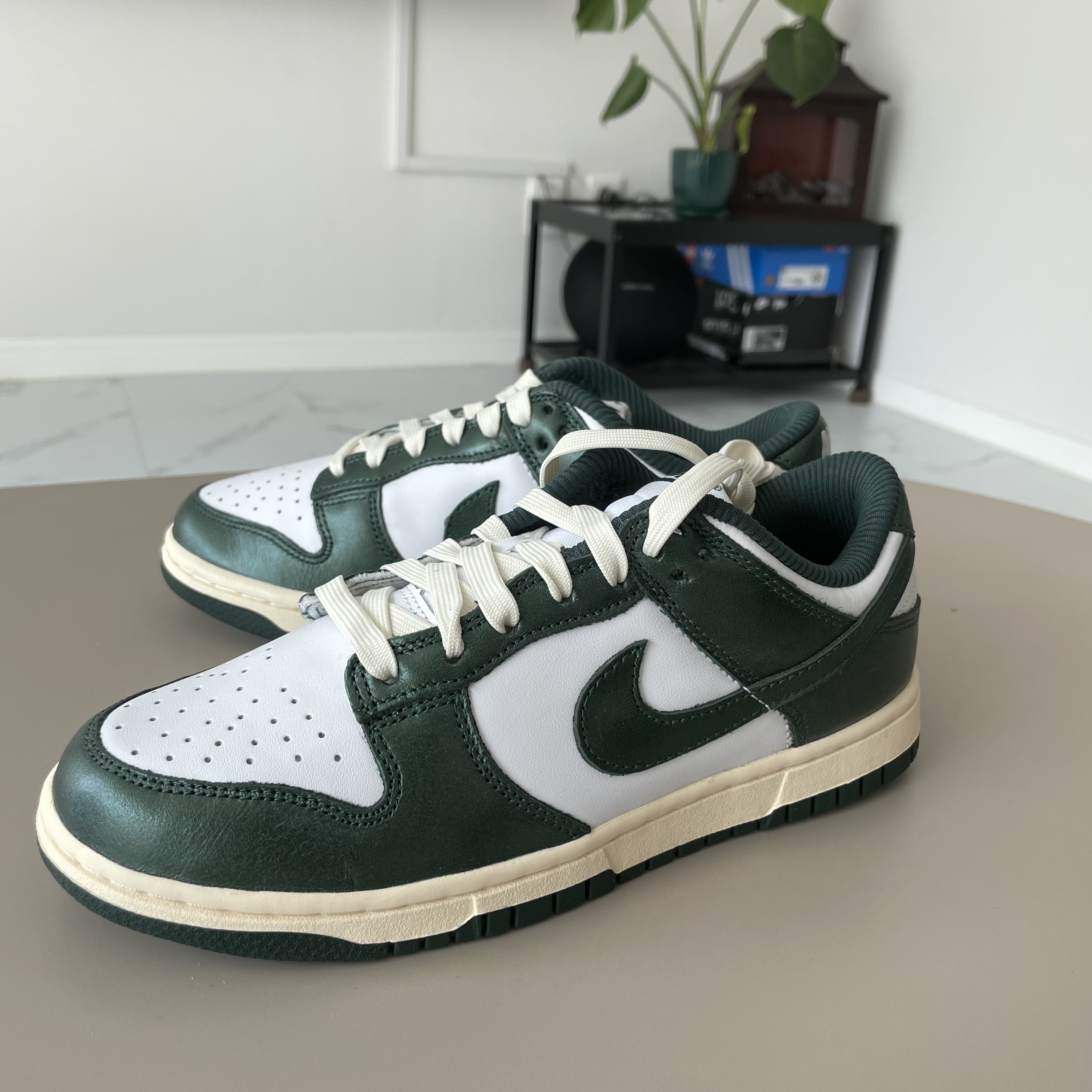 (W) Nike Dunk Low Vintage Green 착용 스타일 - 2