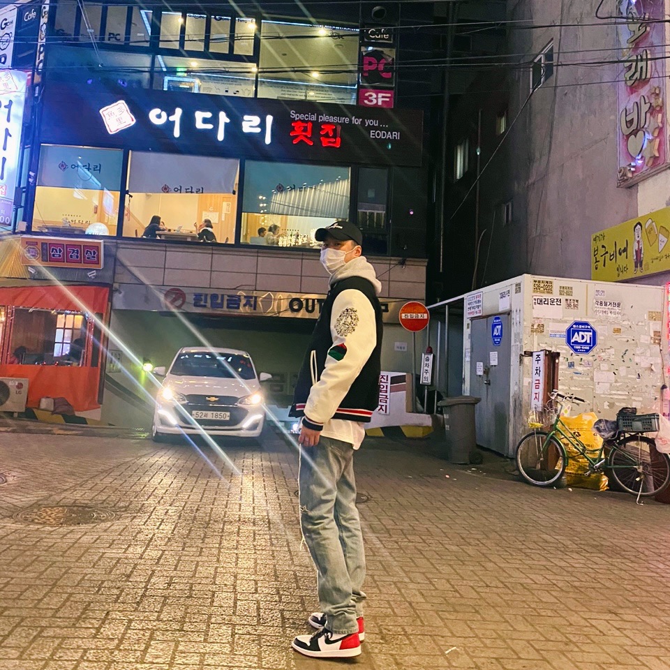Stussy x Our Legacy x Denim Tears TTL Varsity Jacket Black, Jordan 1 Retro High OG Black Toe 2016 착용 스타일 - 3