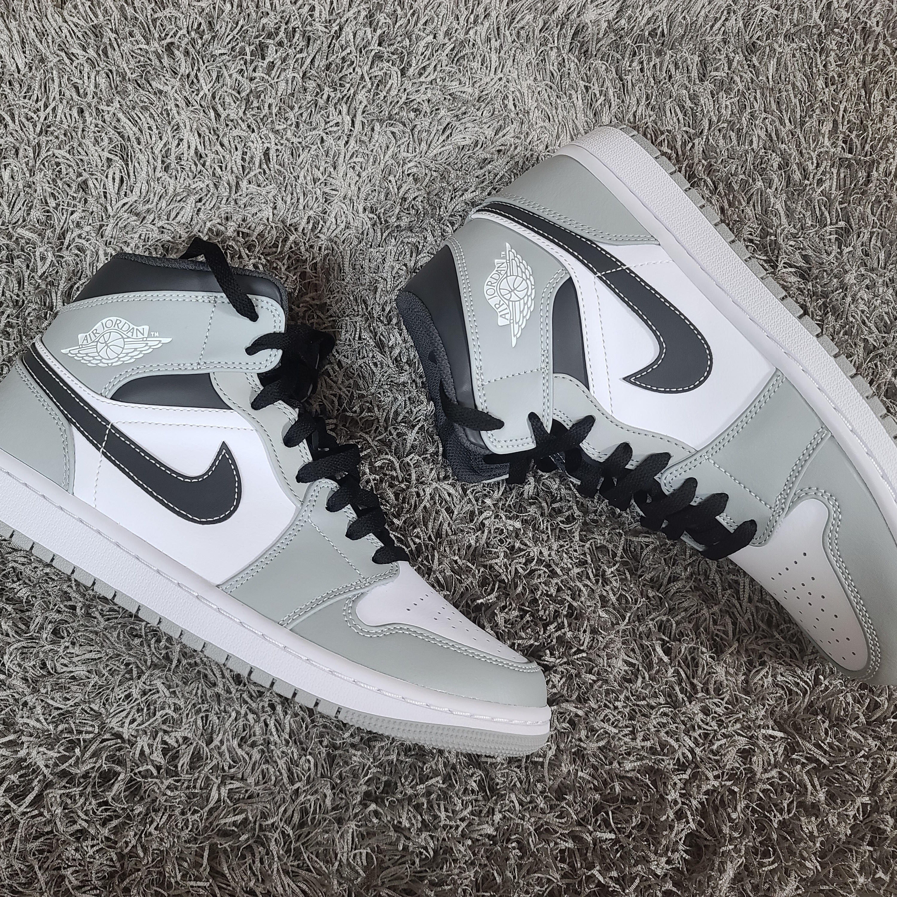 Jordan 1 Mid Light Smoke Grey Anthracite 착용 스타일 - 1
