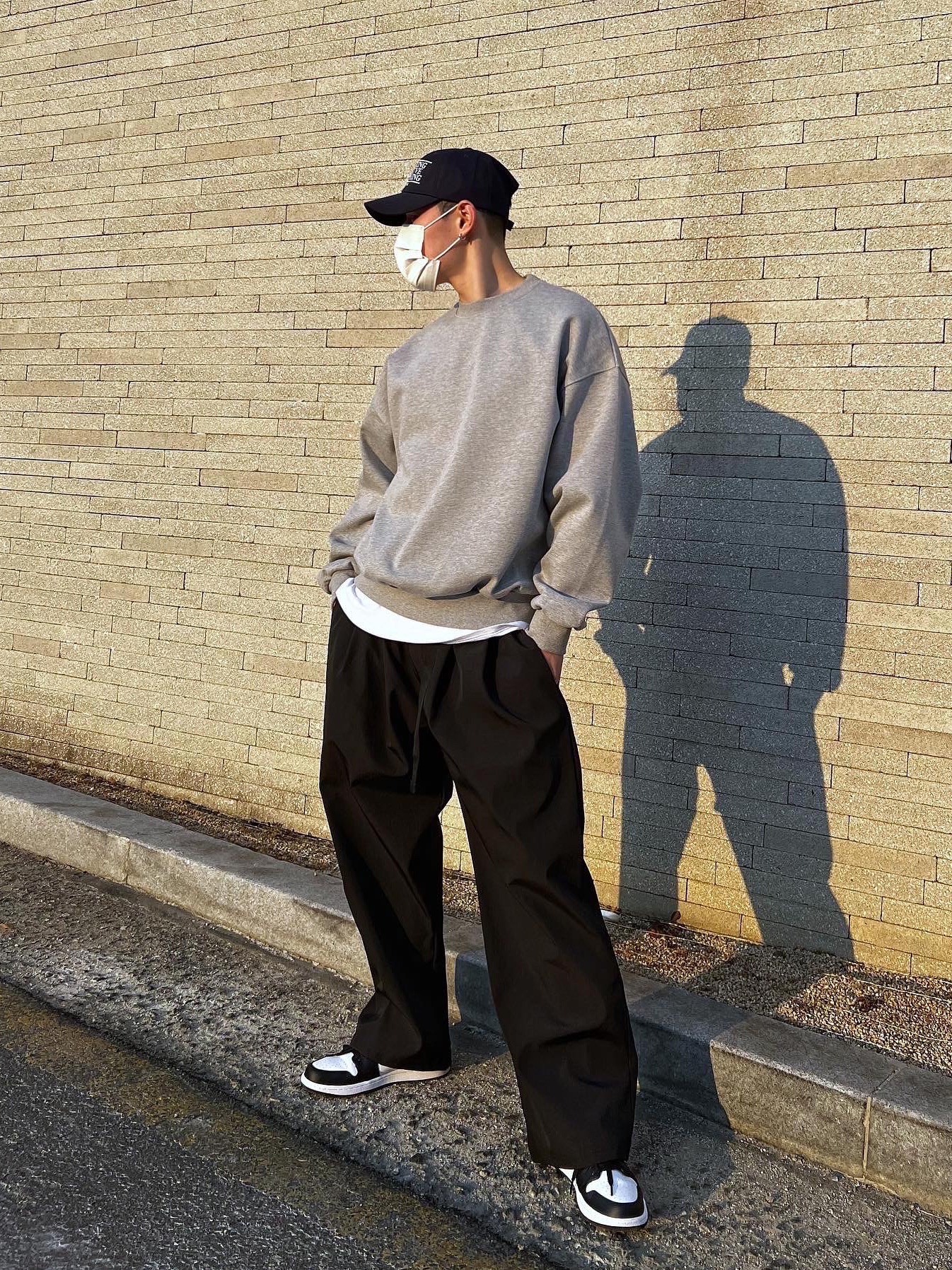 Jordan 1 Low Black Particle Grey 착용 스타일 - 5