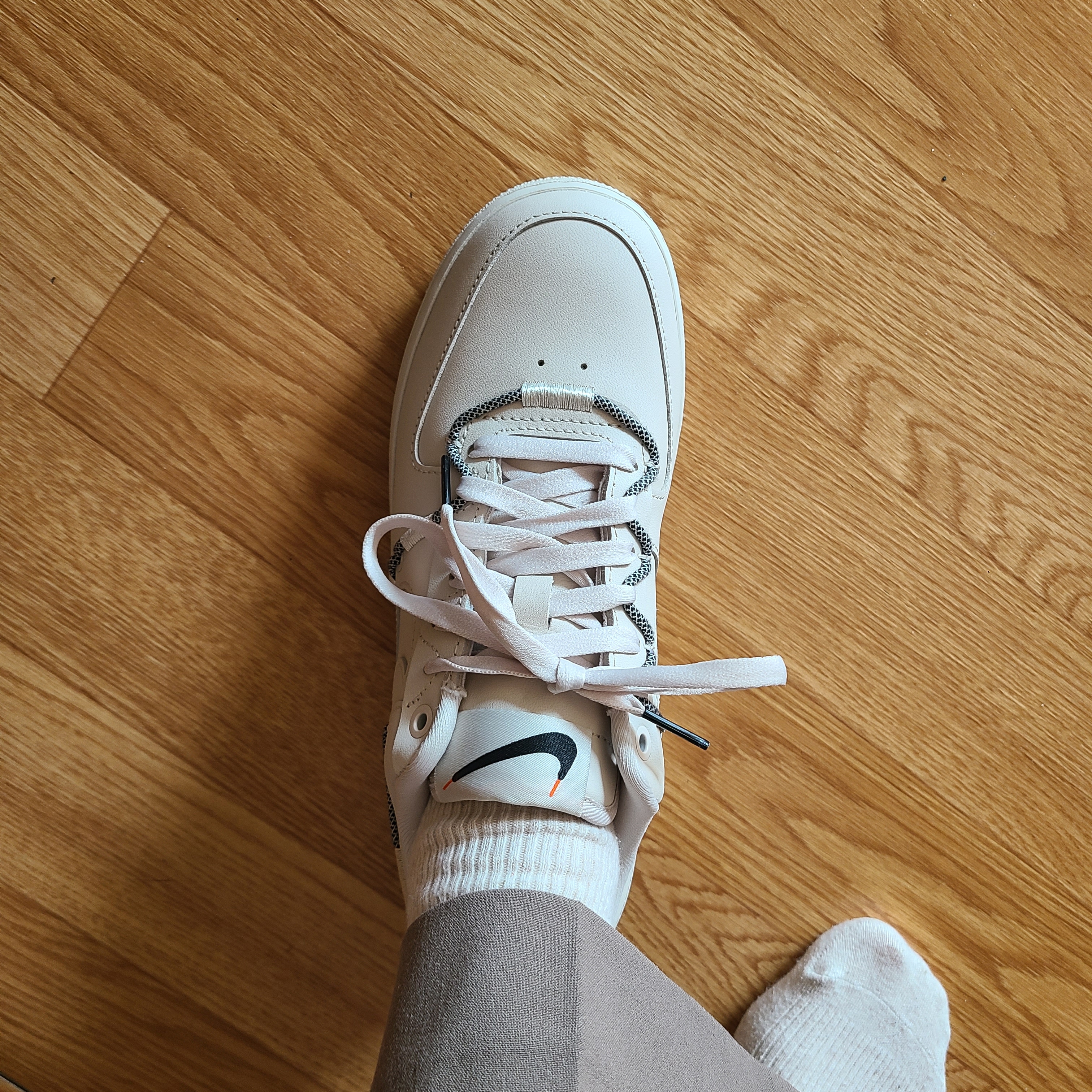 (W) Nike Air Force 1 '07 LX Light Orewood Brown 착용 스타일 - 1