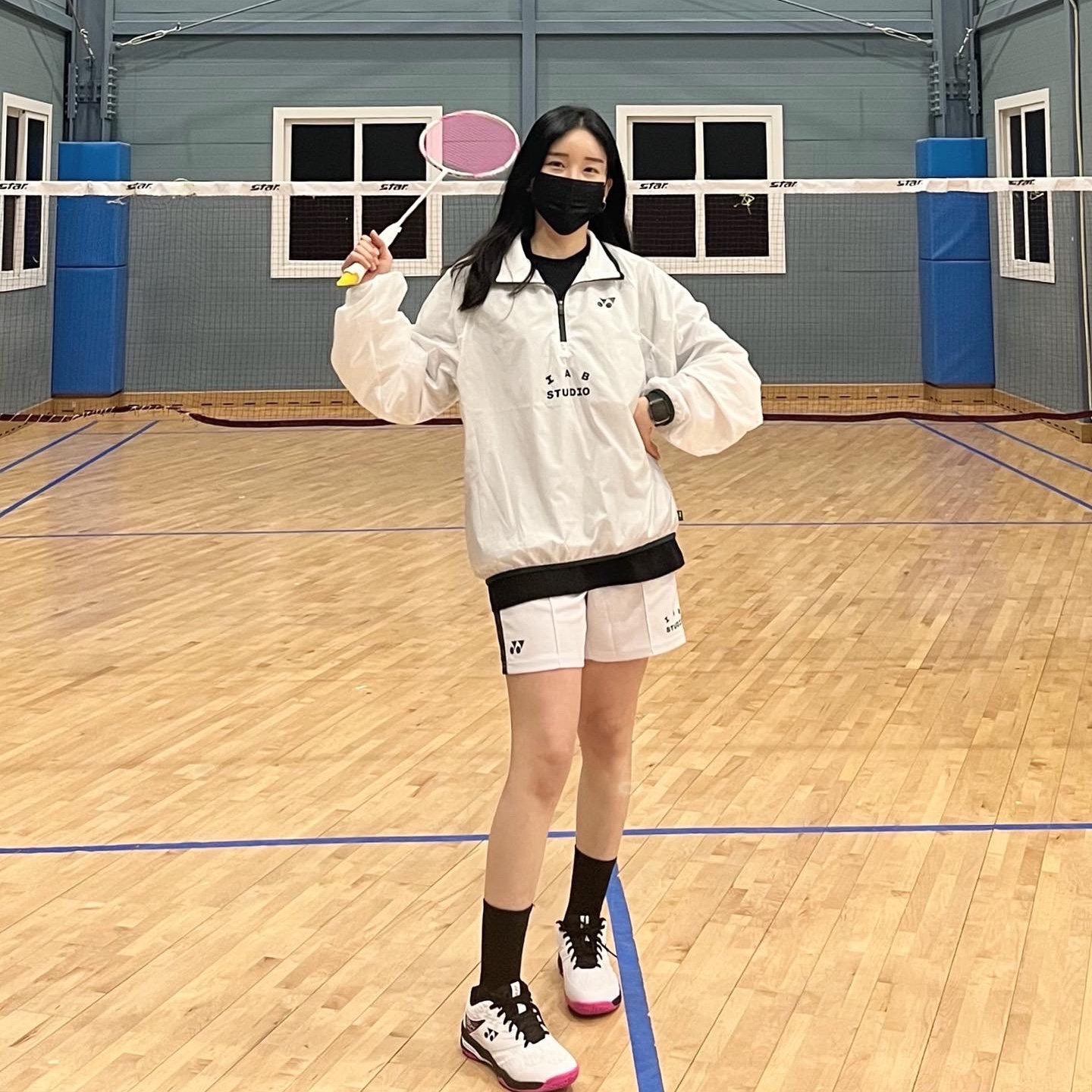 IAB Studio x Yonex Woven Pullover White, IAB Studio x Yonex Game Shorts White 착용 스타일