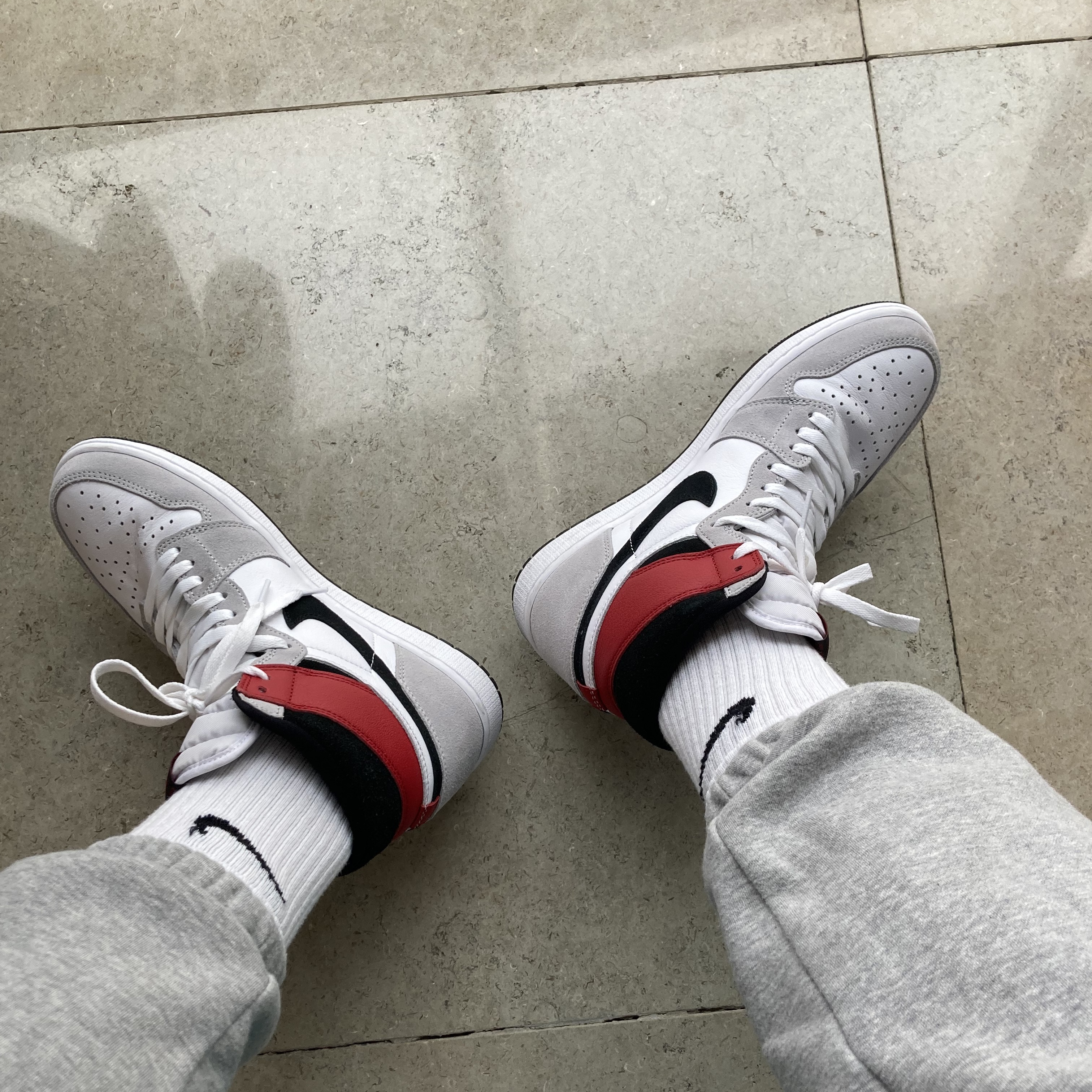 Jordan 1 Retro High OG Light Smoke Grey, Stone Island 40123 Garment Dyed Crinkle Reps Down Jacket Black - 21FW 착용 스타일 - 2