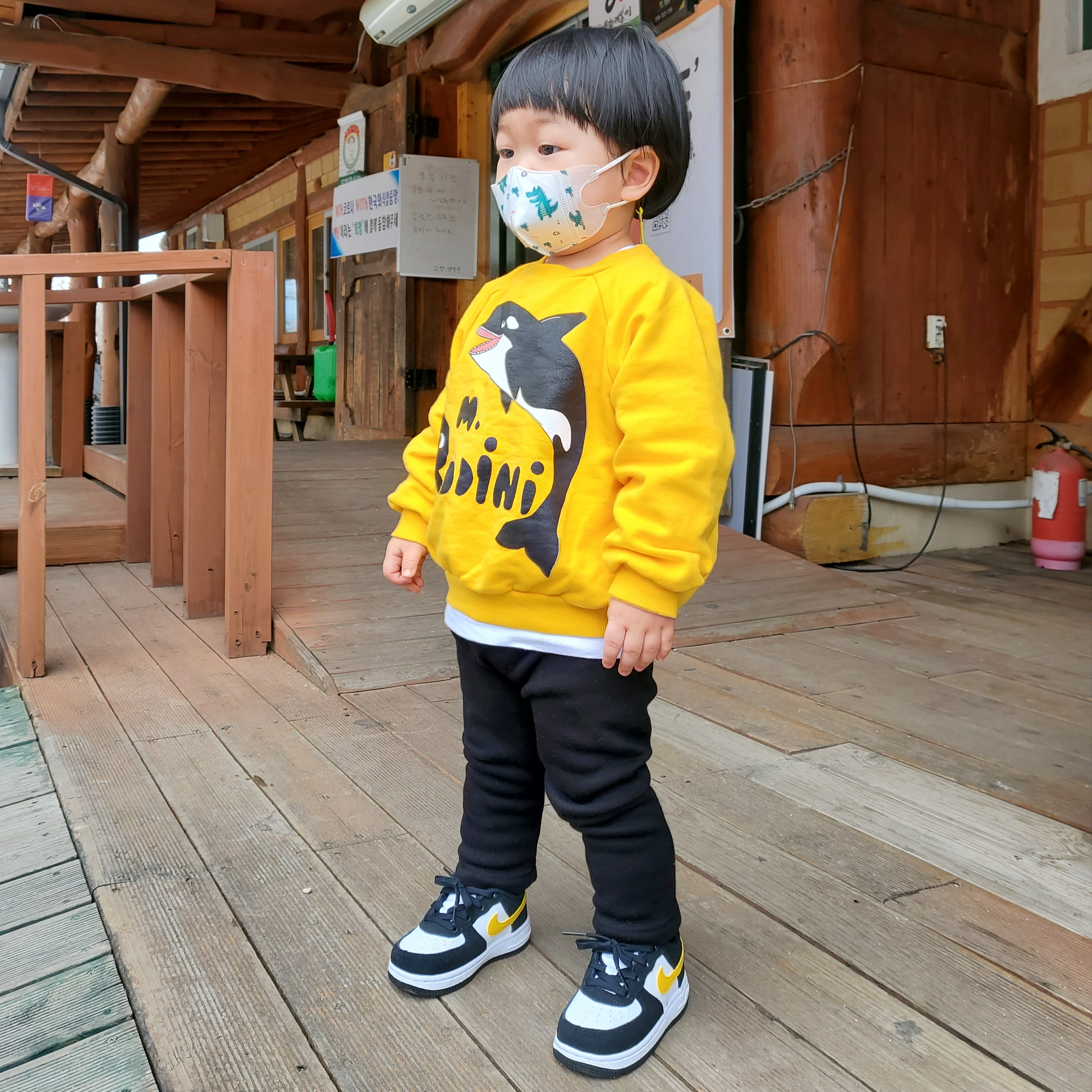 (TD) Nike Force 1 LV8 Athletic Club Black Dark Sulfur 착용 스타일 - 2