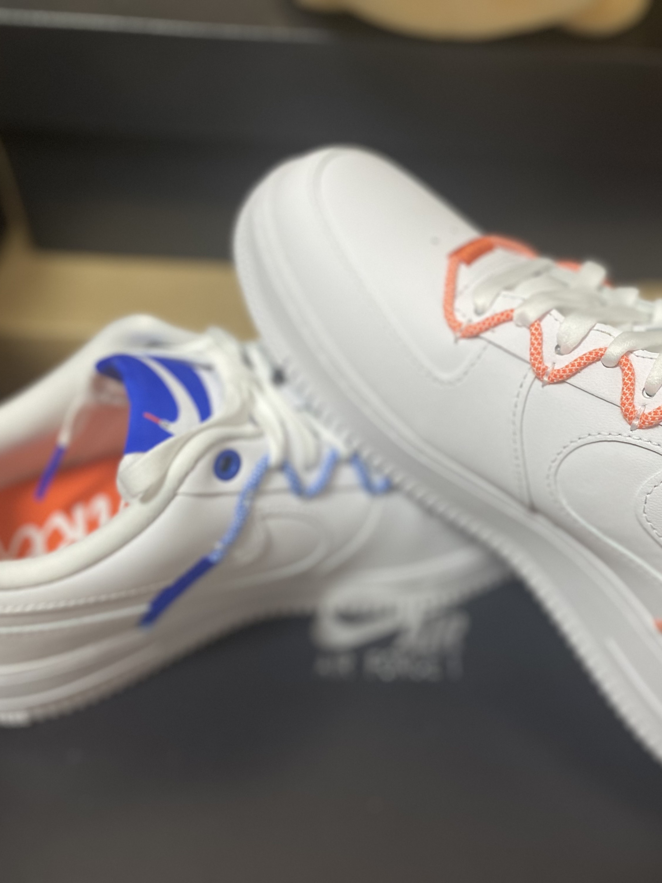(W) Nike Air Force 1 '07 LX White Safety Orange 착용 스타일 - 3