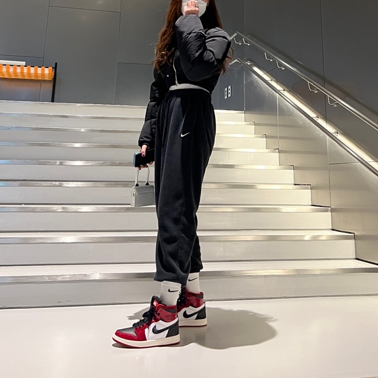 (W) Jordan 1 Zoom Air CMFT Gym Red Black 착용 스타일 - 1