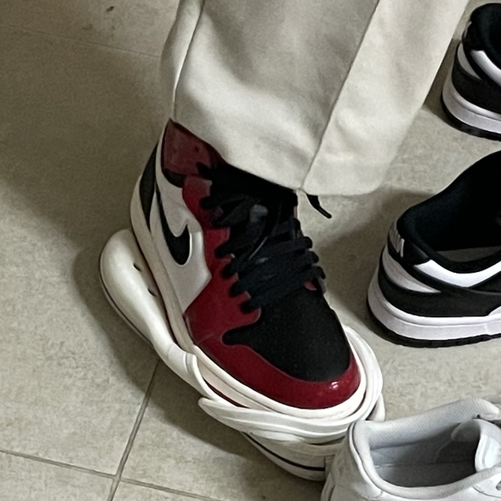 (W) Jordan 1 Zoom Air CMFT Gym Red Black 착용 스타일 - 3