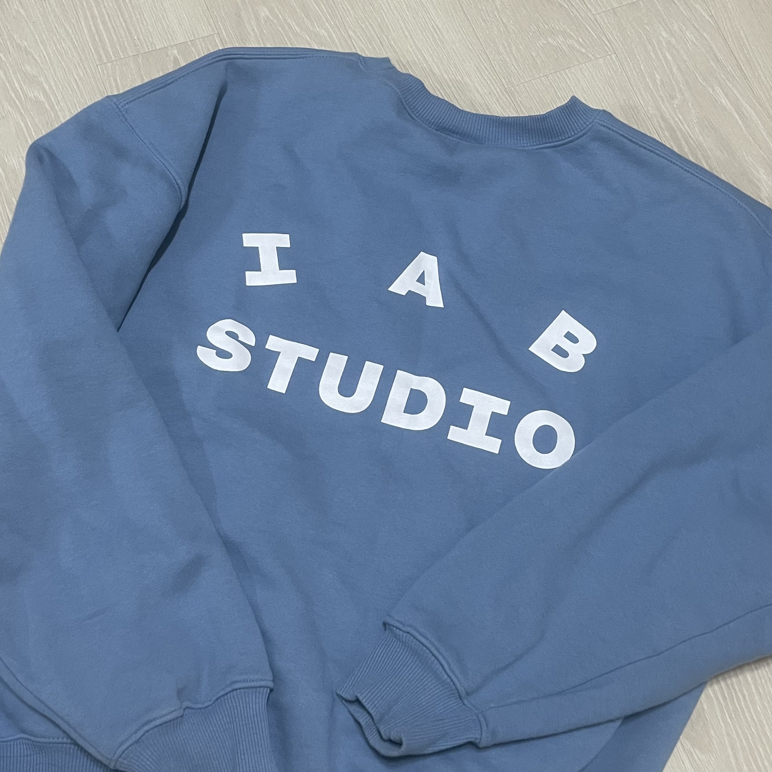 IAB Studio Crewneck Sky Blue 착용 스타일