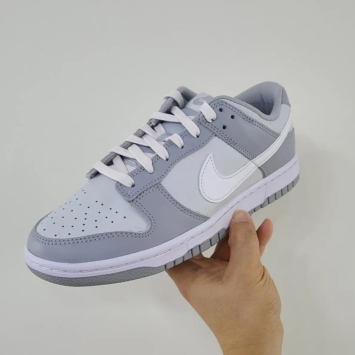 Nike Dunk Low Retro Wolf Grey 착용 스타일 - 1