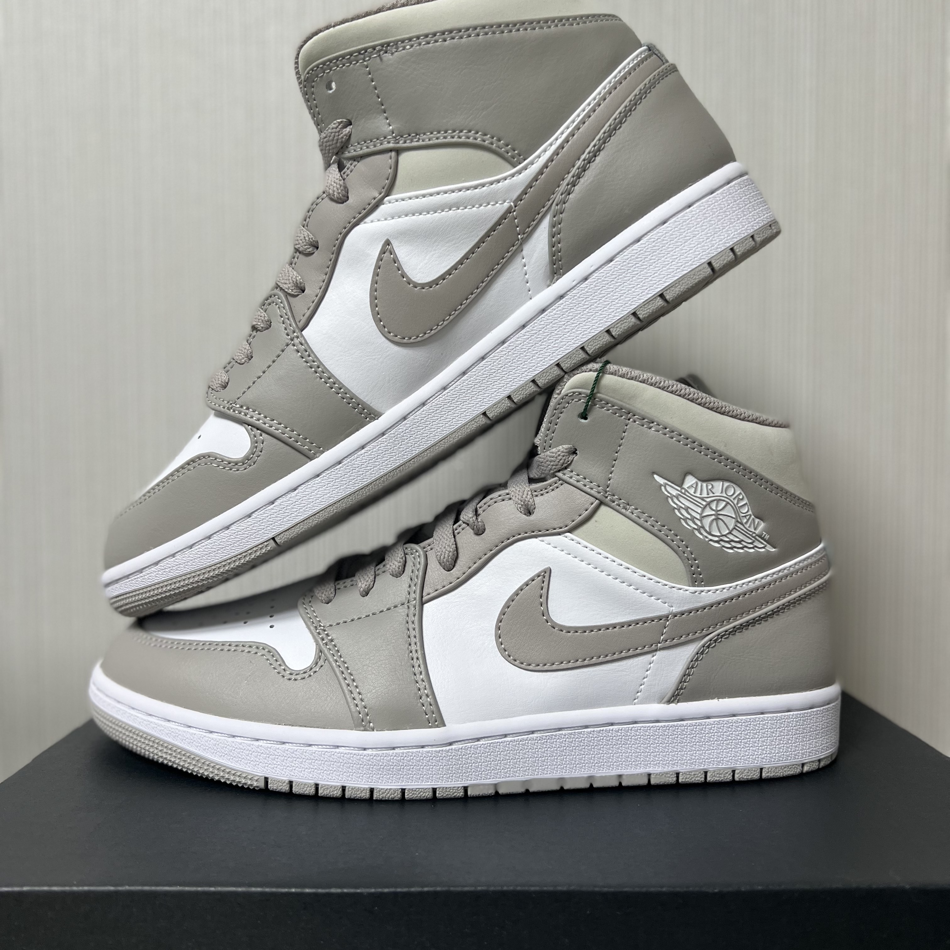 Jordan 1 Mid College Grey 착용 스타일