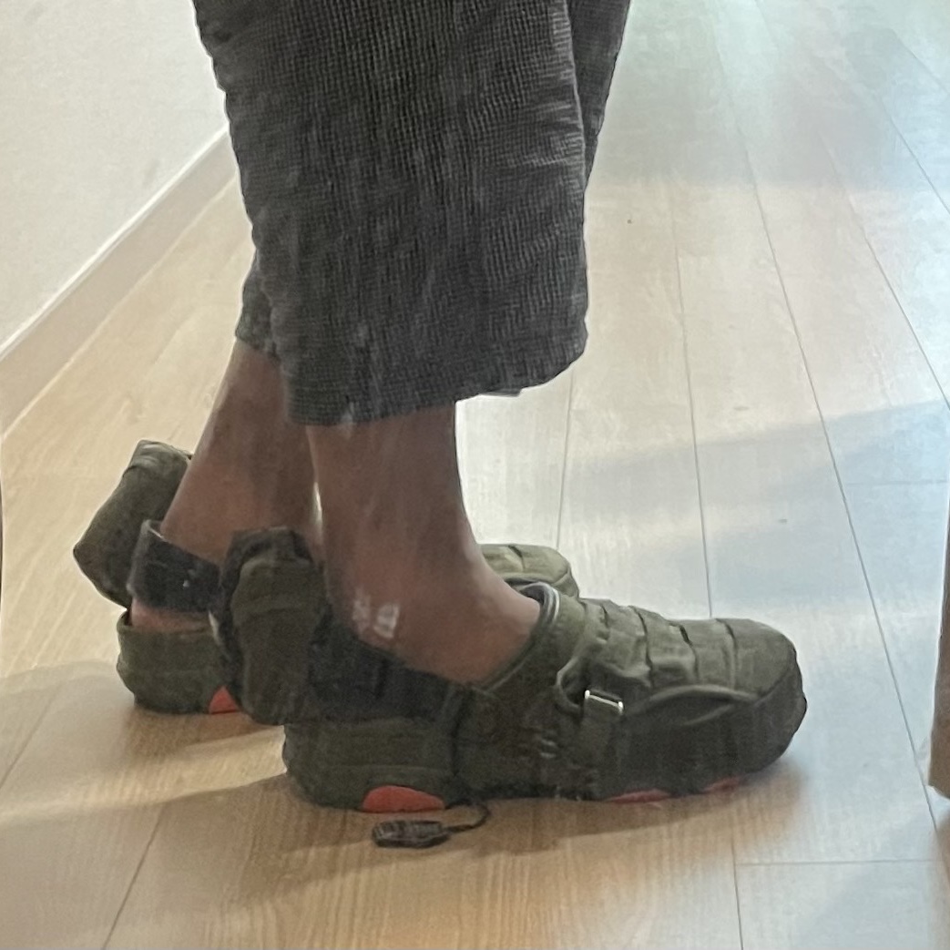 Crocs x Beams Classic All Terrain MA-1 Jacket Clog Olive 착용 스타일 - 2