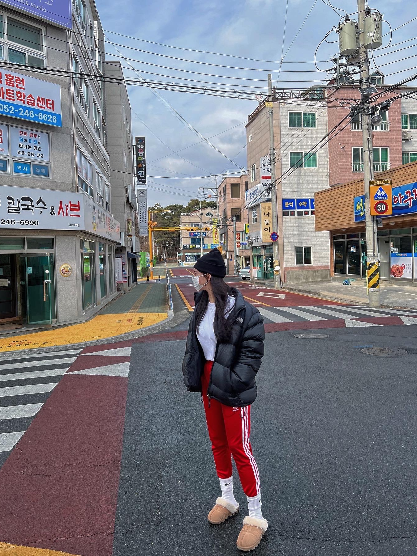 The North Face 1996 Eco Nuptse Jacket Black, Chanel Classic Card Holder Grained Calfskin & Gold Black 착용 스타일 - 1