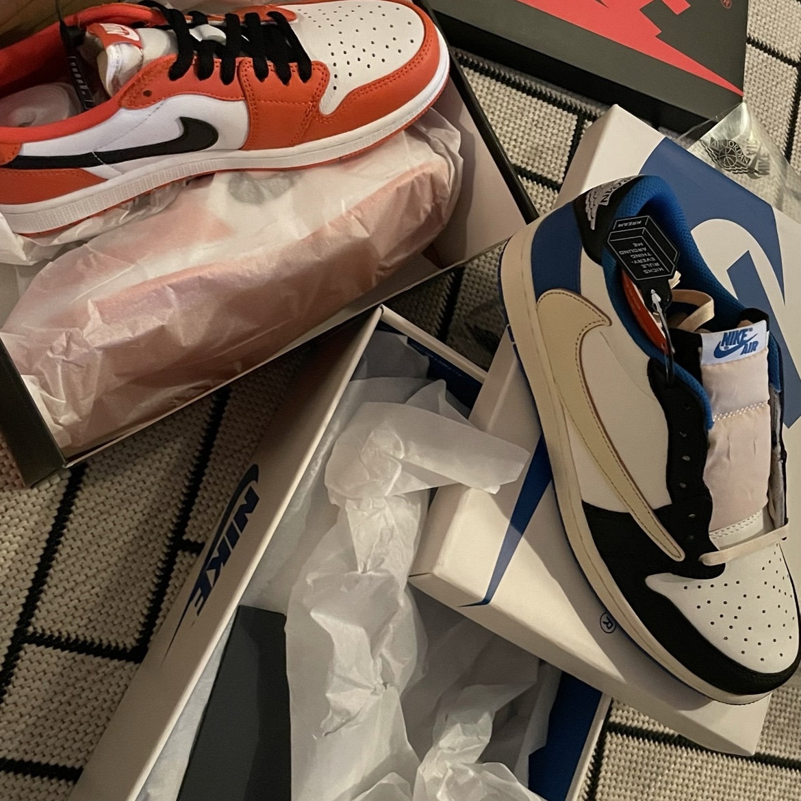 Jordan 1 Low OG Starfish, Jordan 1 x Travis Scott x Fragment Retro Low OG SP Military Blue 착용 스타일