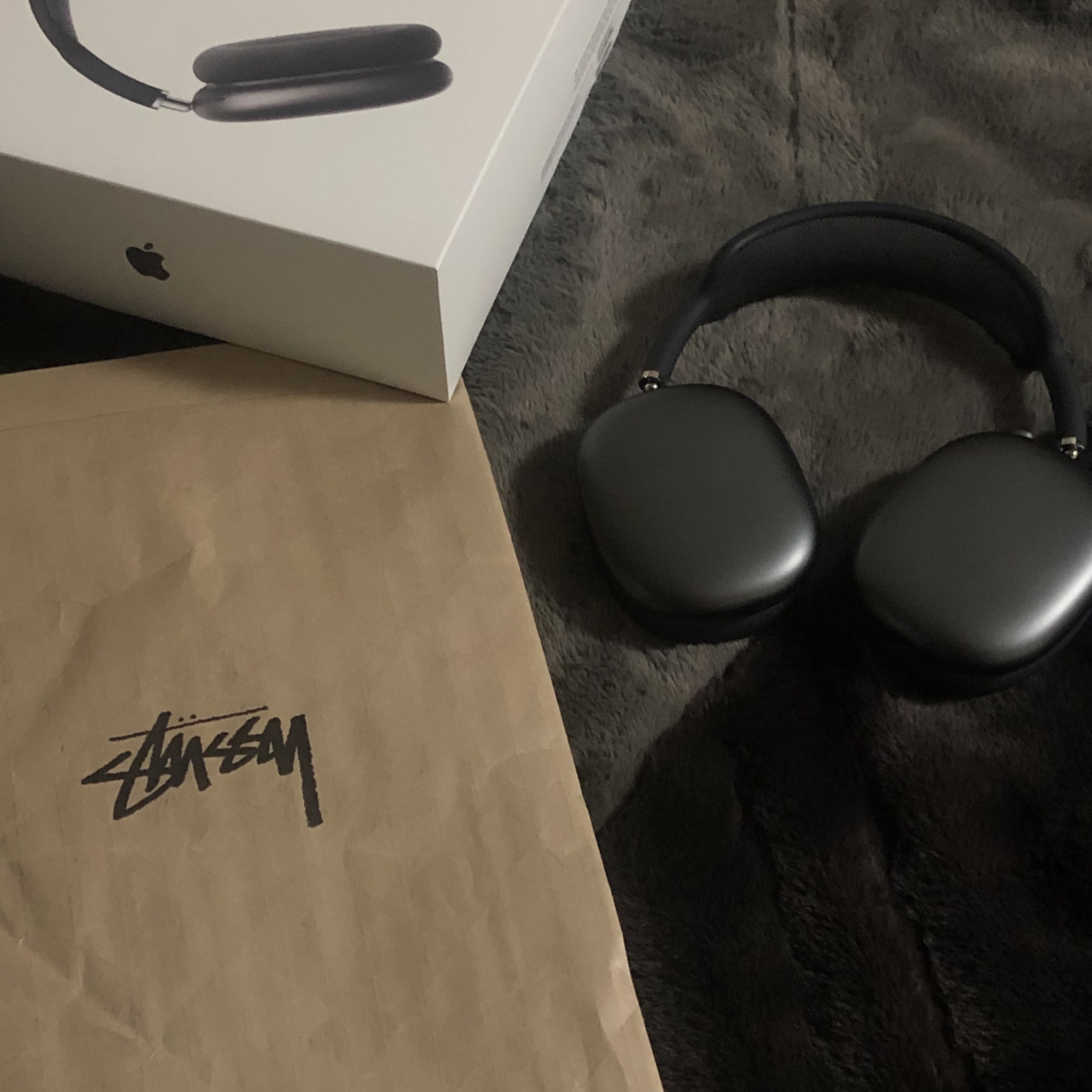 Apple AirPods Max Lightning Space Gray (Korean Ver.), Stussy 8 Ball T-Shirt Midnight - 22SS 착용 스타일