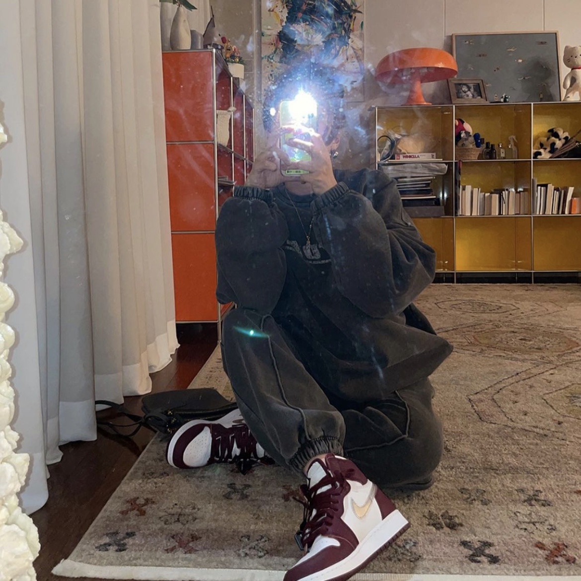 Jordan 1 Retro High OG Bordeaux 착용 스타일 - 2