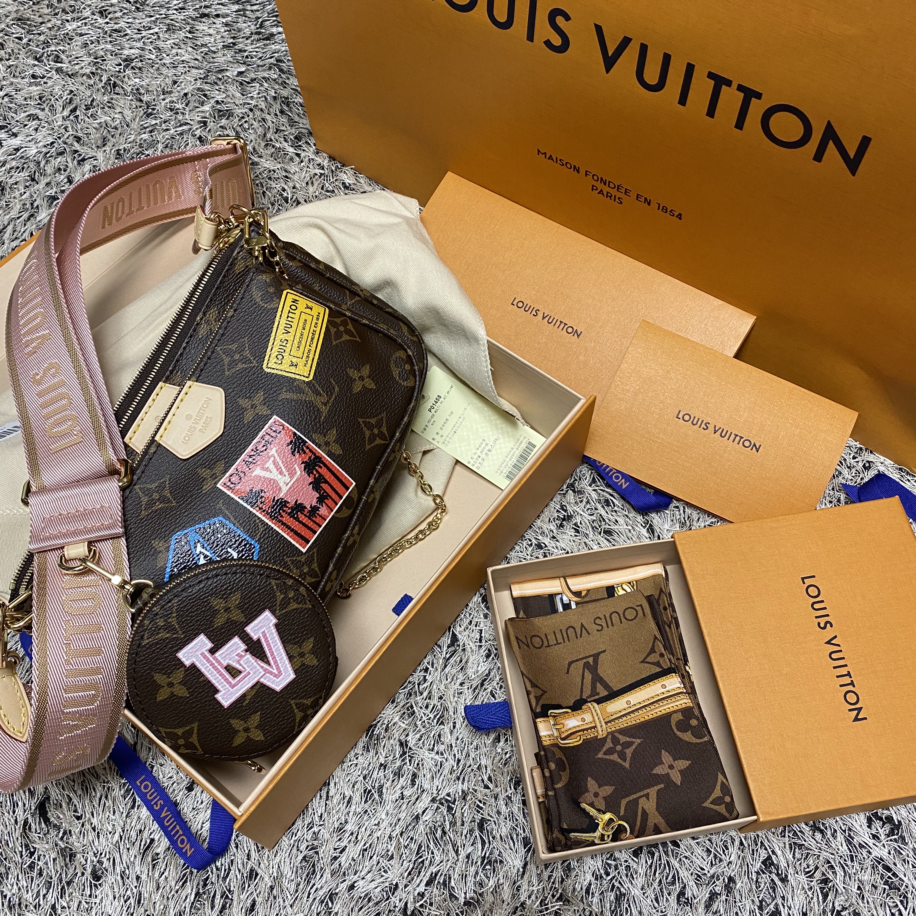 Louis Vuitton Multi Pochette Accessoires Monogram Light Pink, Play Comme des Garcons Gold Heart Knit Cardigan Mid Grey 착용 스타일 - 3