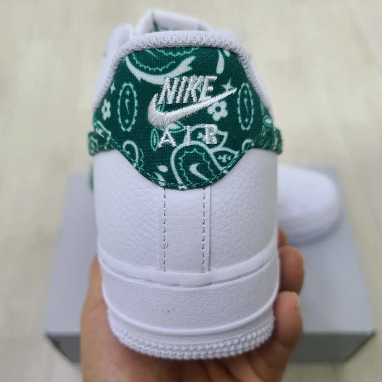 (W) Nike Air Force 1 '07 Essential Paisley Swoosh White Malachite 착용 스타일 - 3