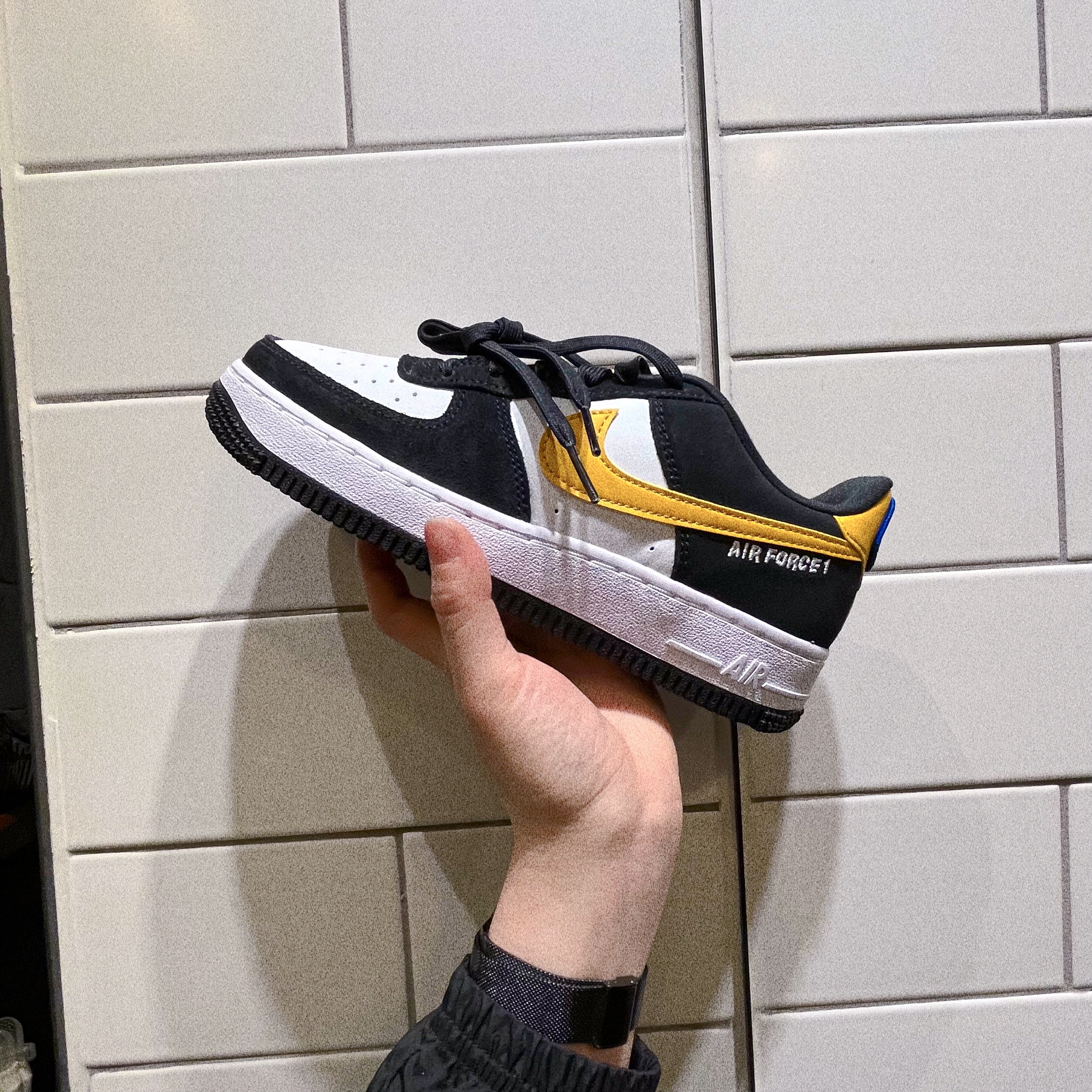 (GS) Nike Air Force 1 LV8 Athletic Club Black Dark Sulfur 착용 스타일