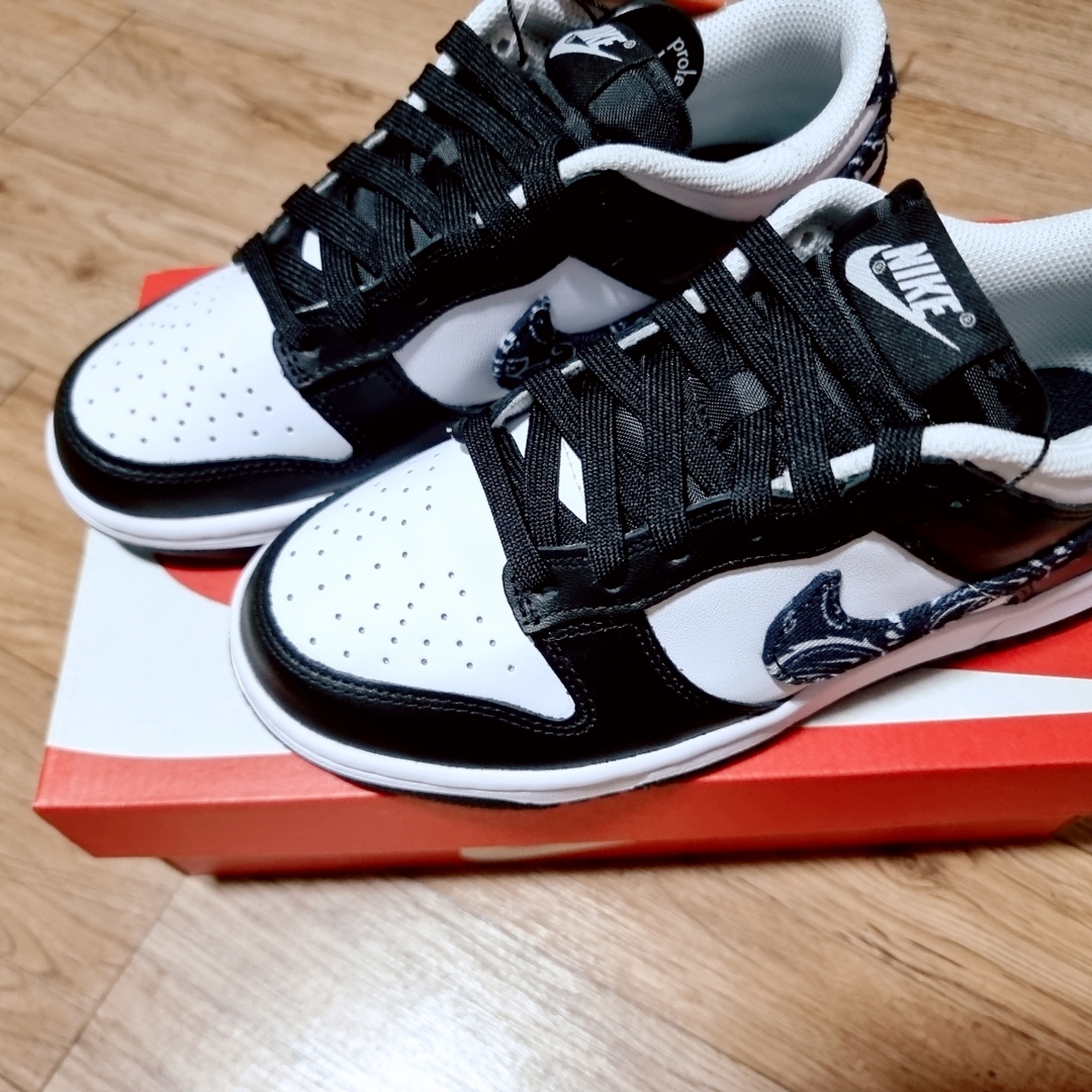 (W) Nike Dunk Low Essential Black Paisley 착용 스타일 - 2