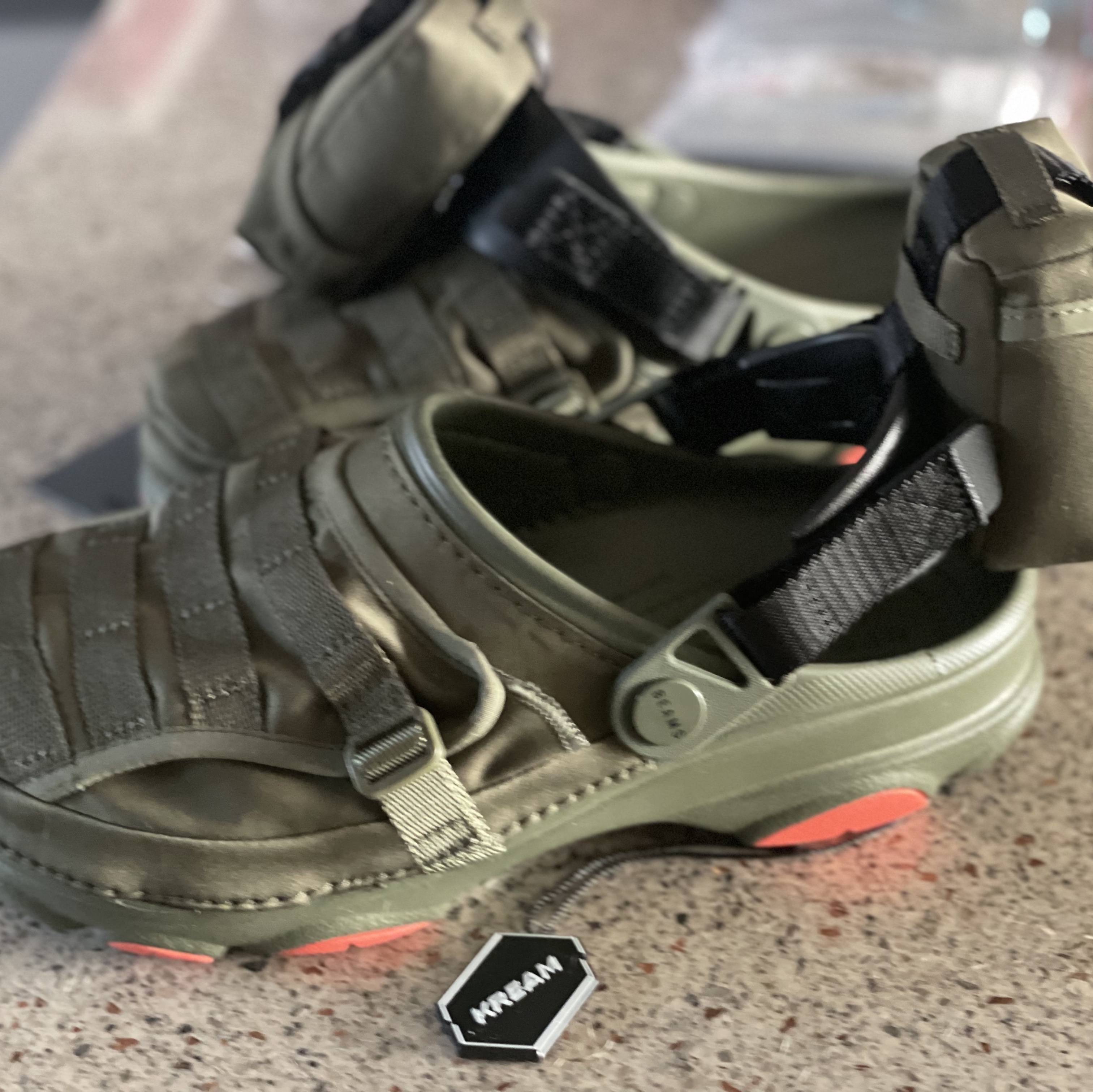 Crocs x Beams Classic All Terrain MA-1 Jacket Clog Olive 착용 스타일 - 1