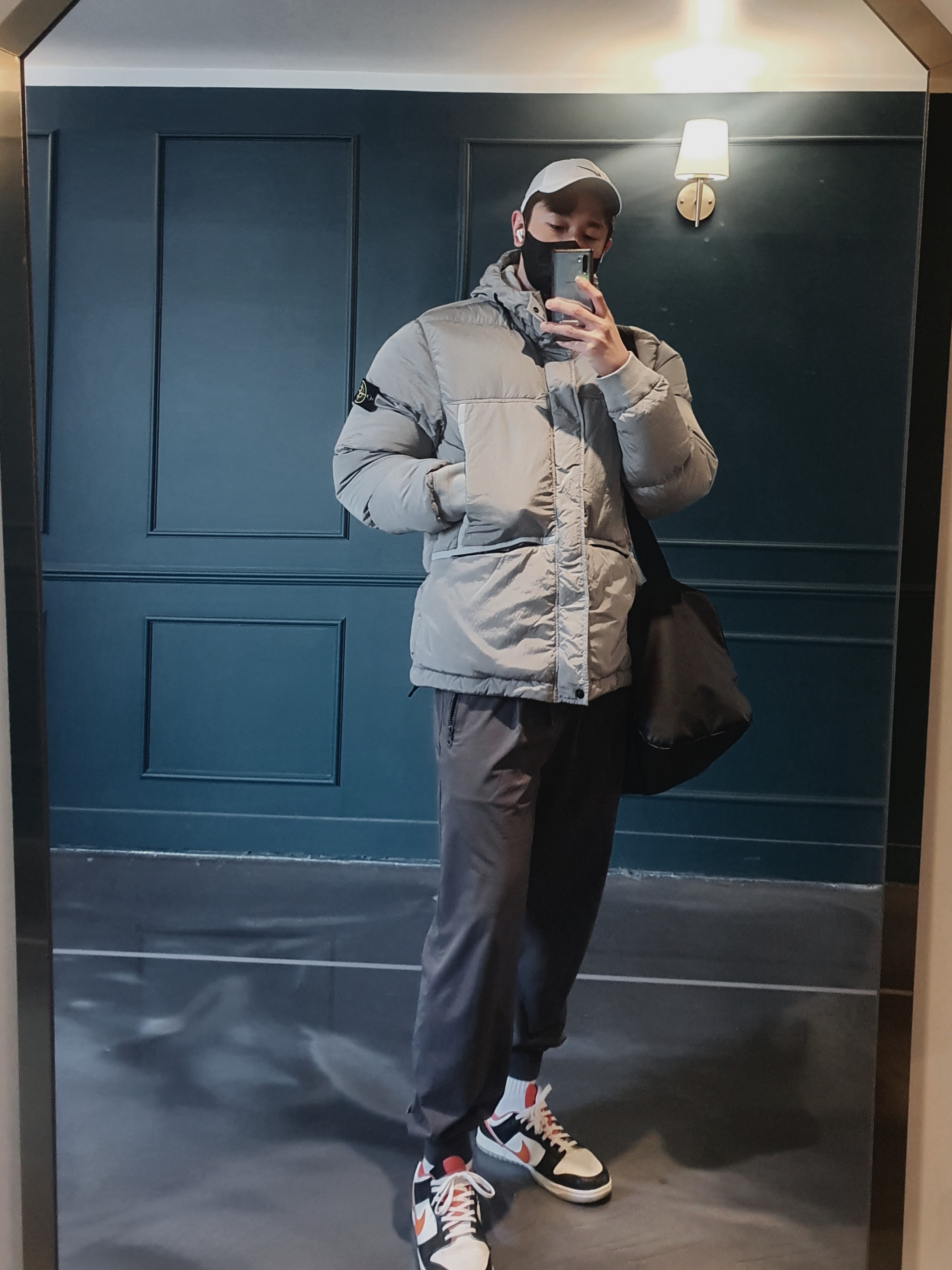 Essentials Knit Pullover Sweater Concrete - Ssense Exclusive, Stone Island 40223 Garment Dyed Crinkle Reps Down Jacket Black - 21FW 착용 스타일 - 3