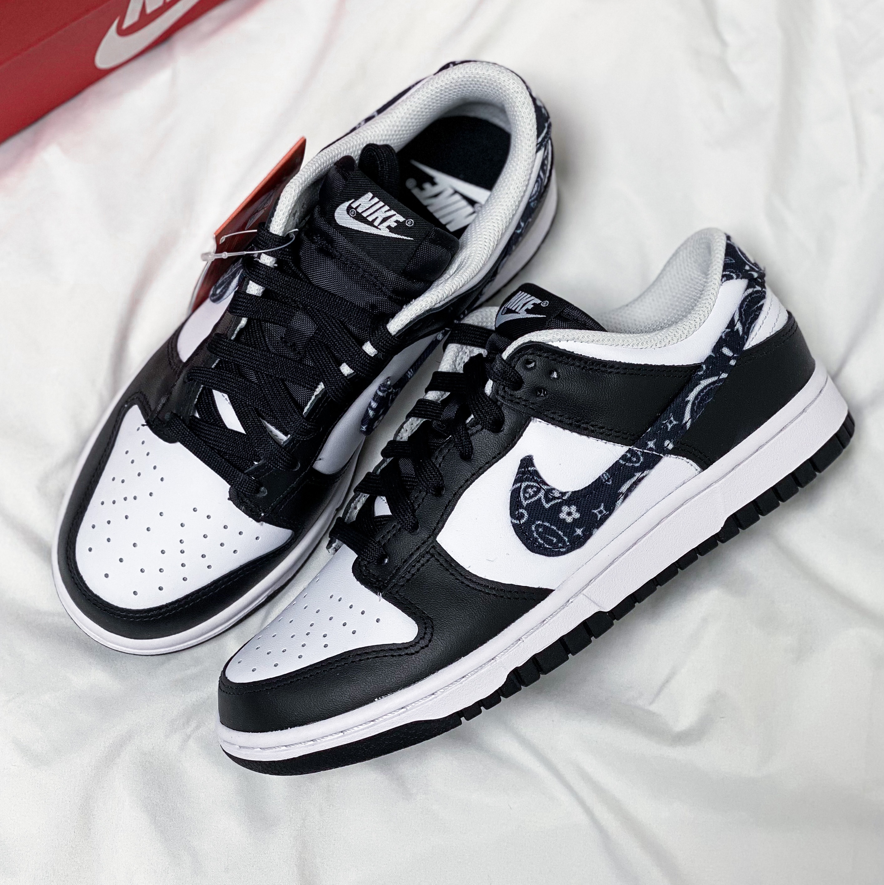 (W) Nike Dunk Low Essential Black Paisley 착용 스타일 - 1