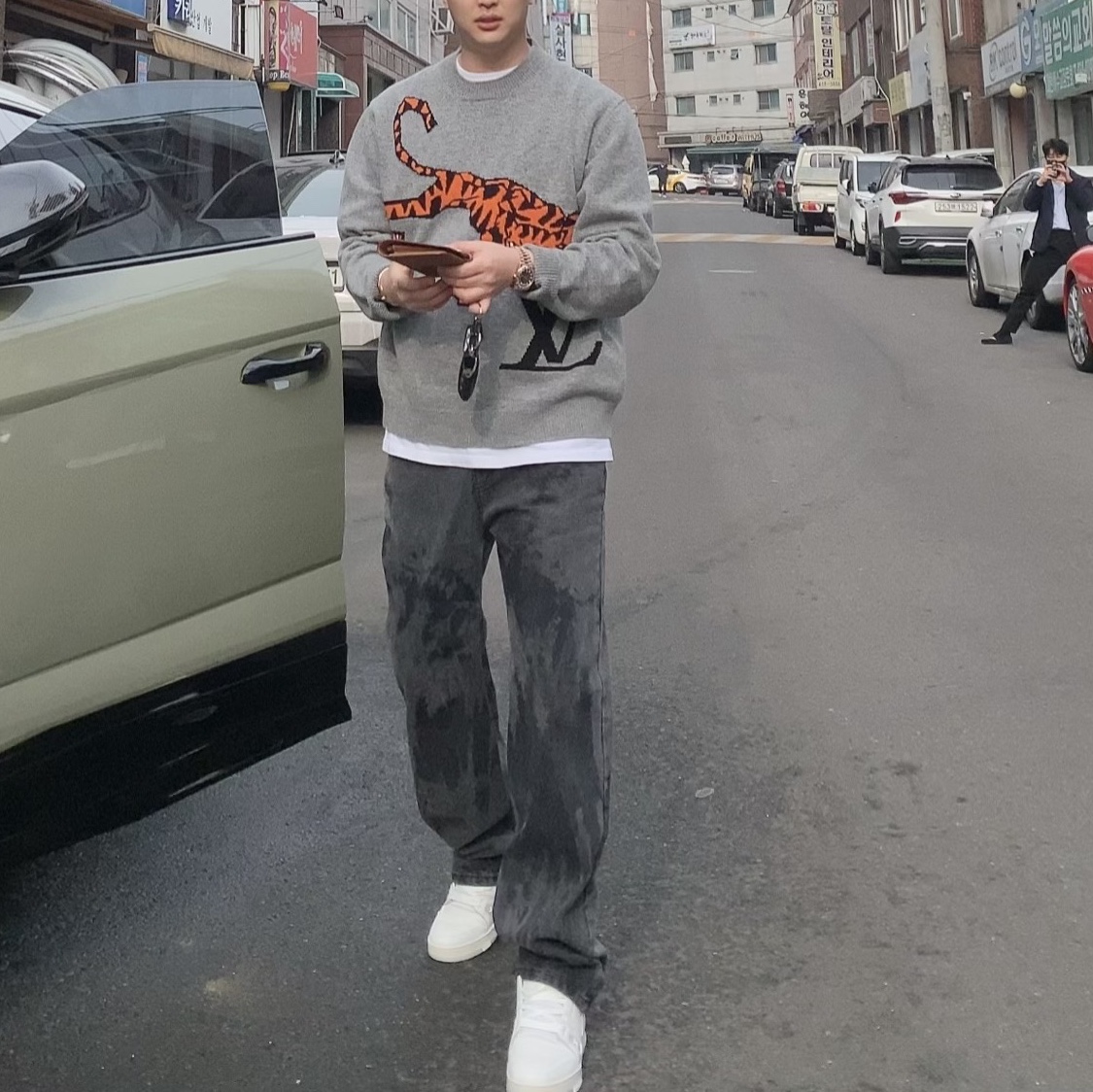Louis Vuitton LV Trainer Sneakers White 착용 스타일 - 2