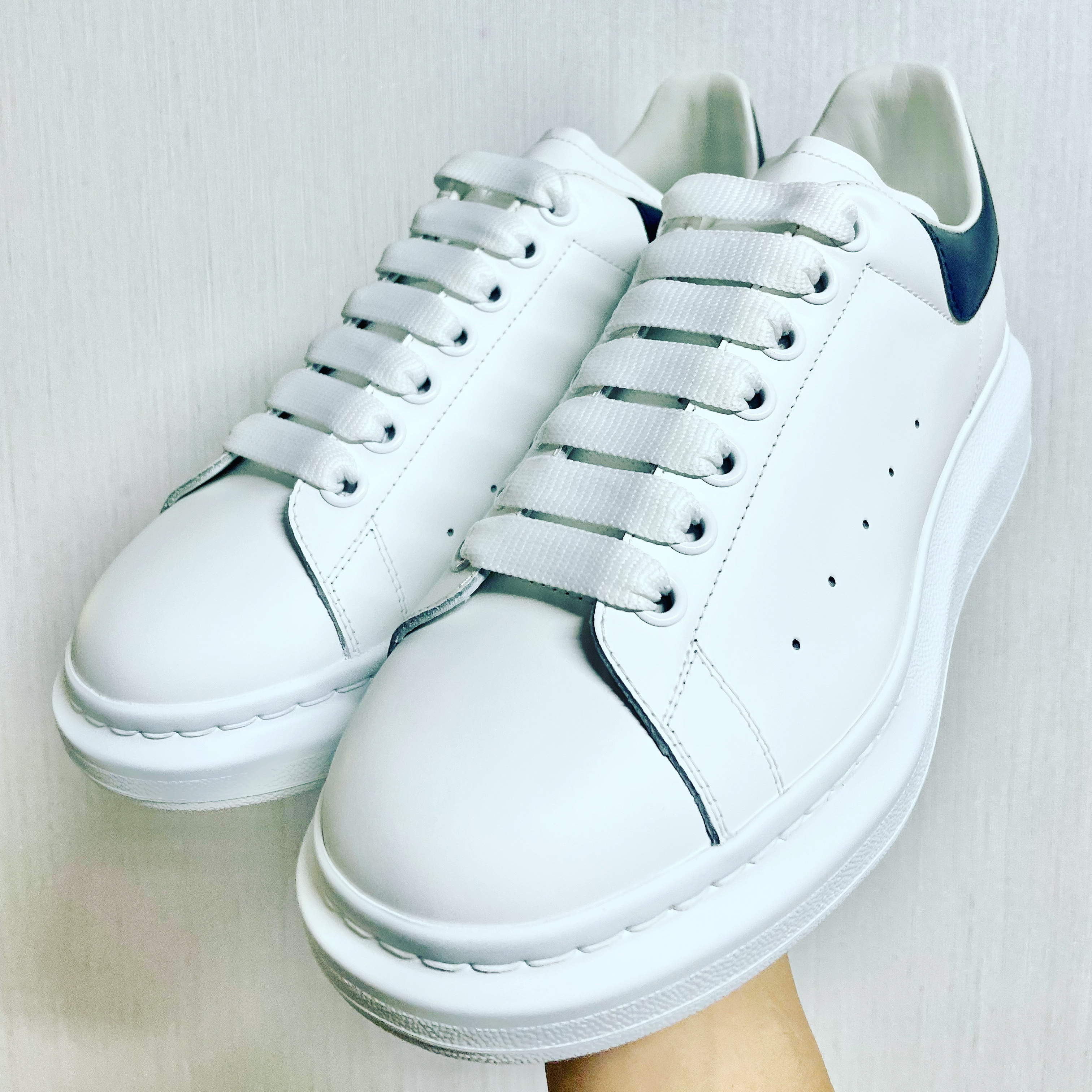 Alexander McQueen Oversized Sneakers White Black 착용 스타일