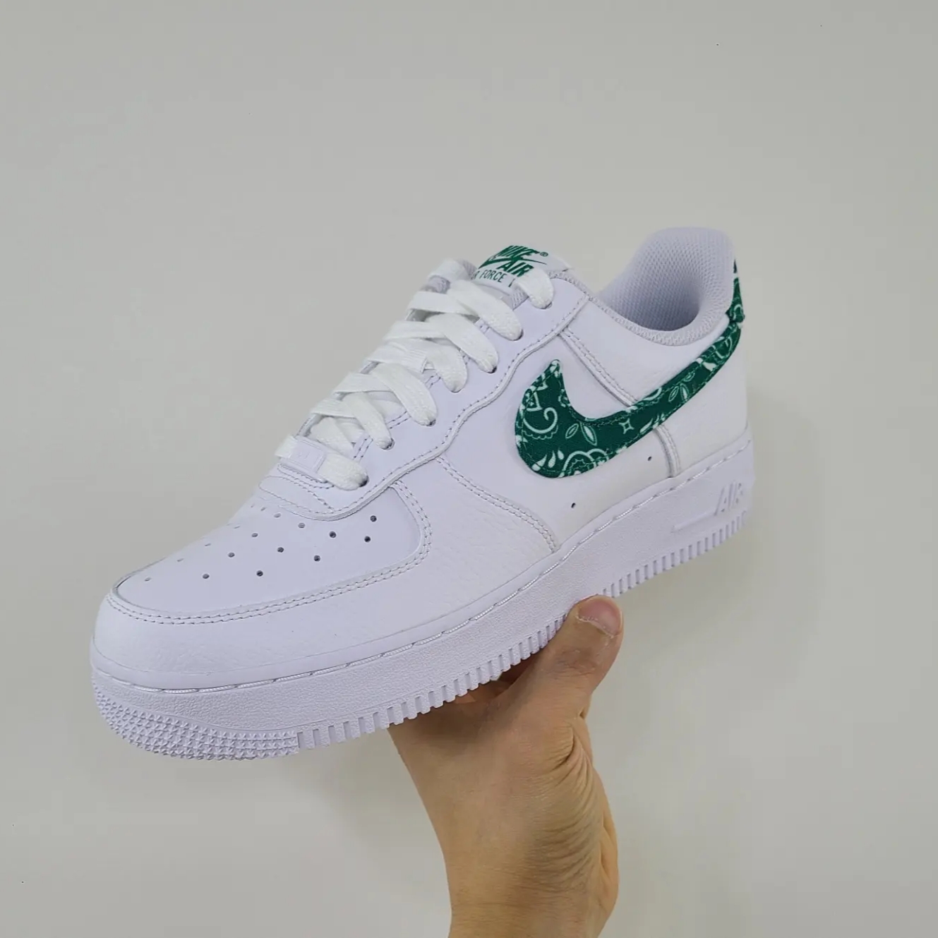 (W) Nike Air Force 1 '07 Essential Paisley Swoosh White Malachite 착용 스타일 - 1