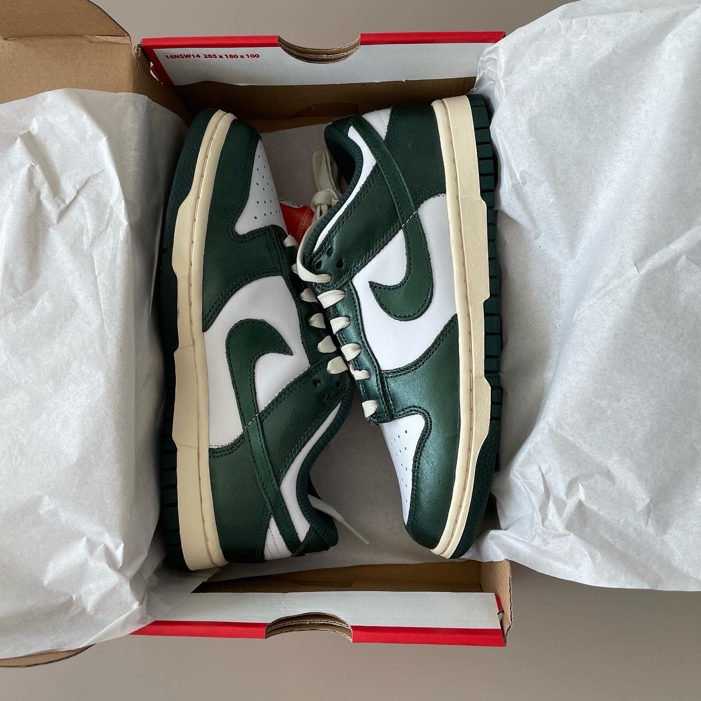(W) Nike Dunk Low Vintage Green 착용 스타일 - 1