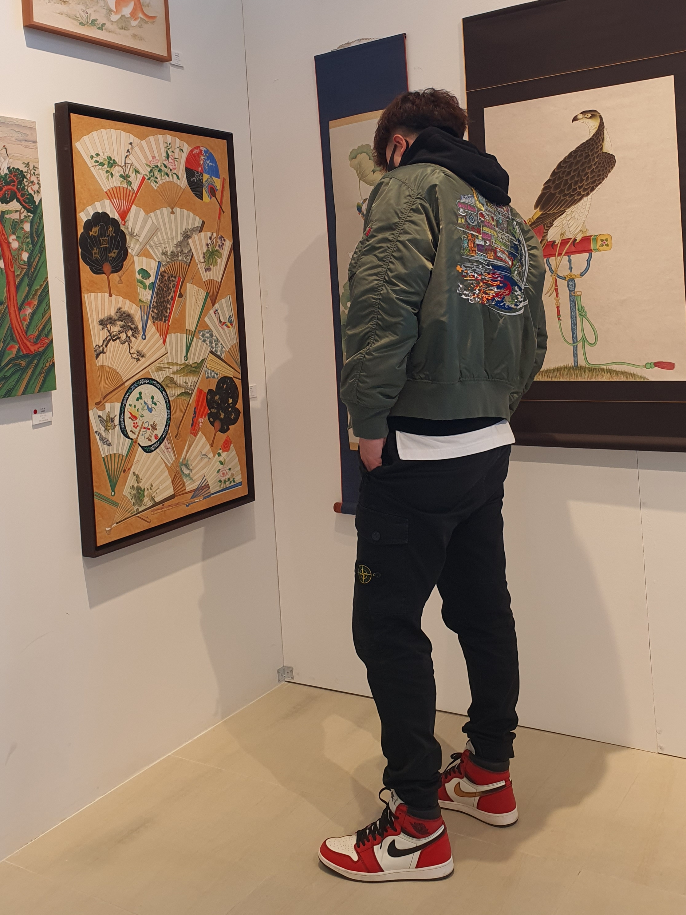 Supreme Globe MA-1 Olive - 20FW, Jordan 1 Retro High OG Defiant SB LA to Chicago 착용 스타일