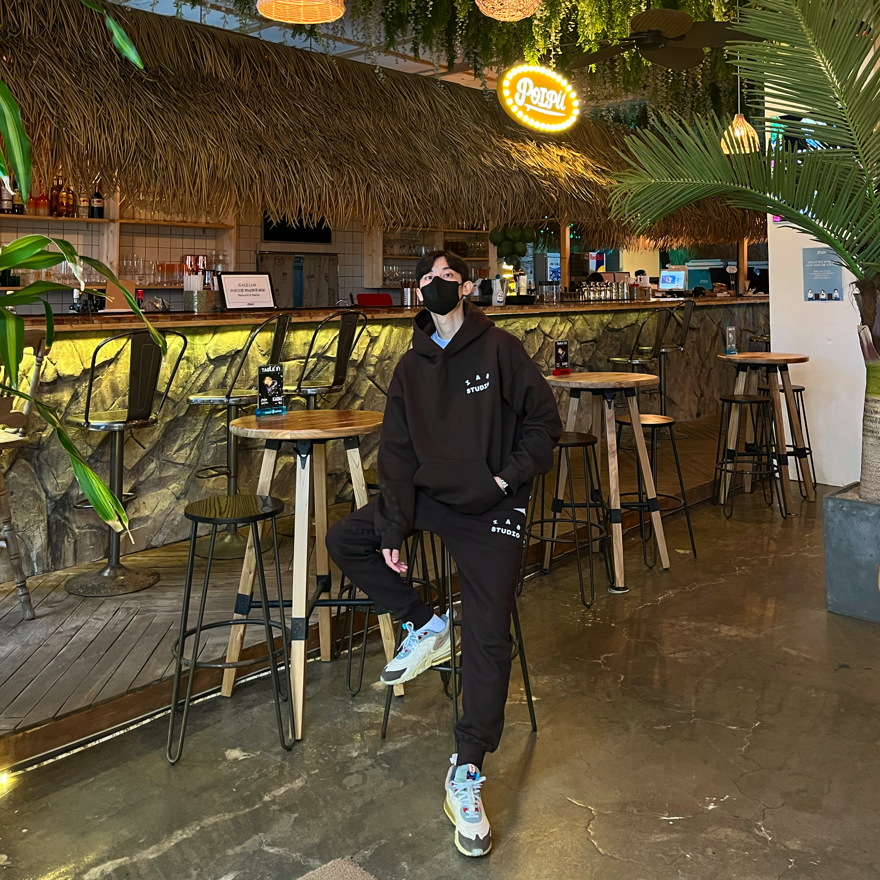IAB Studio Hoodie Brown, IAB Studio Sweatpants Brown 착용 스타일