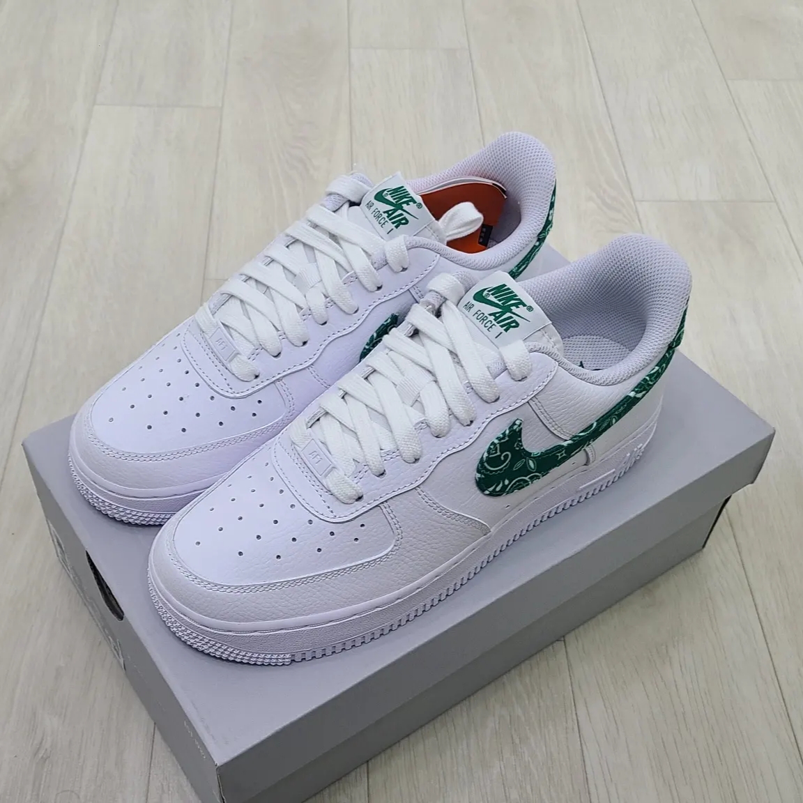 (W) Nike Air Force 1 '07 Essential Paisley Swoosh White Malachite 착용 스타일 - 2