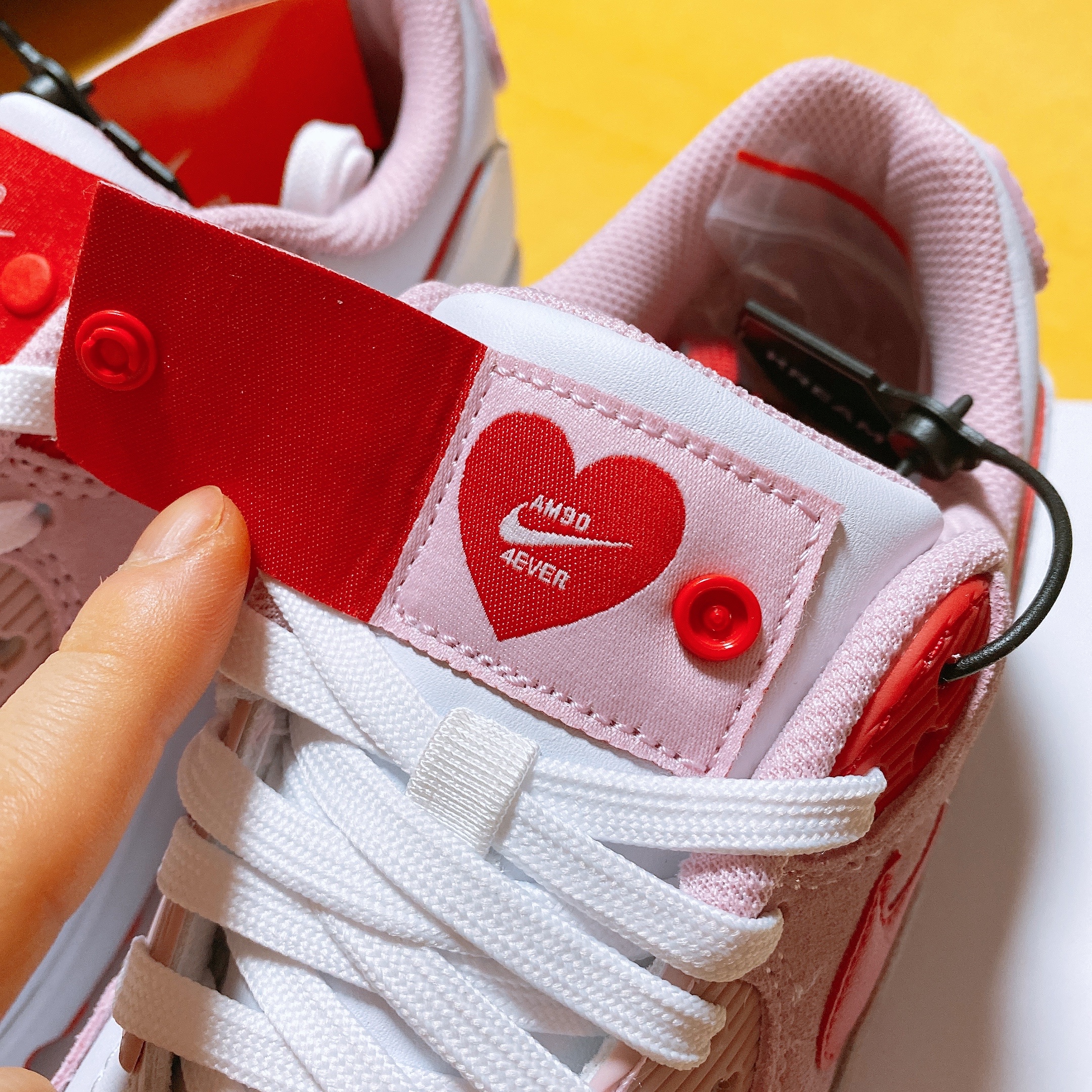 (W) Nike Air Max 90 QS Valentine's Day 착용 스타일 - 2