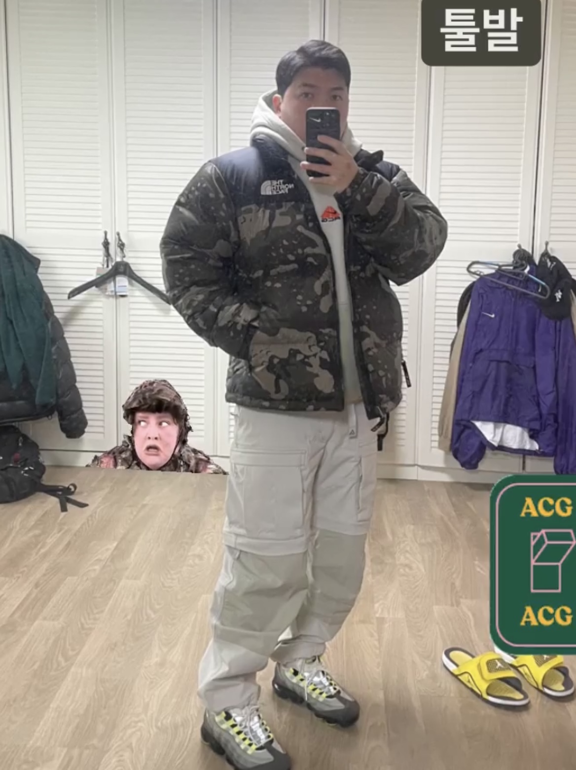 The North Face 1996 Novelty Nuptse Jacket Woodland Camo, Nike ACG Therma-Fit Pullover Fleece Hoodie Light Bone - Asia 착용 스타일 - 2