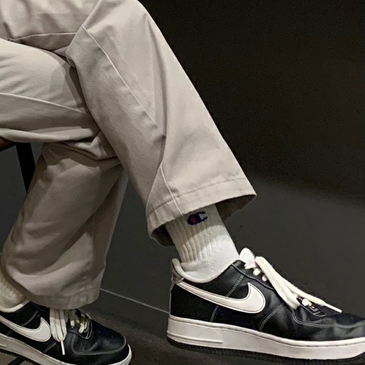 Nike Air Force 1 '07 First Use Black White 착용 스타일 - 3