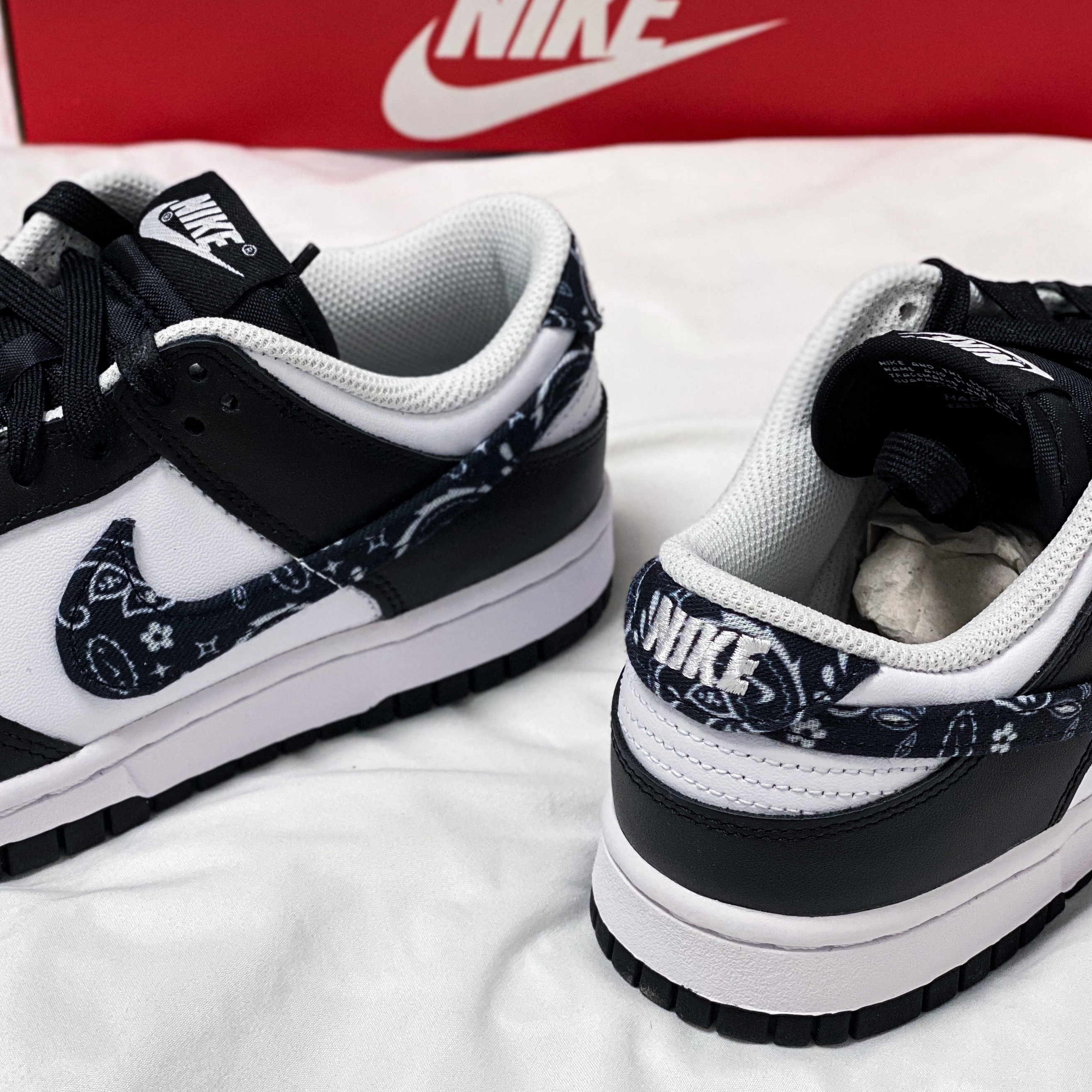 (W) Nike Dunk Low Essential Black Paisley 착용 스타일 - 2