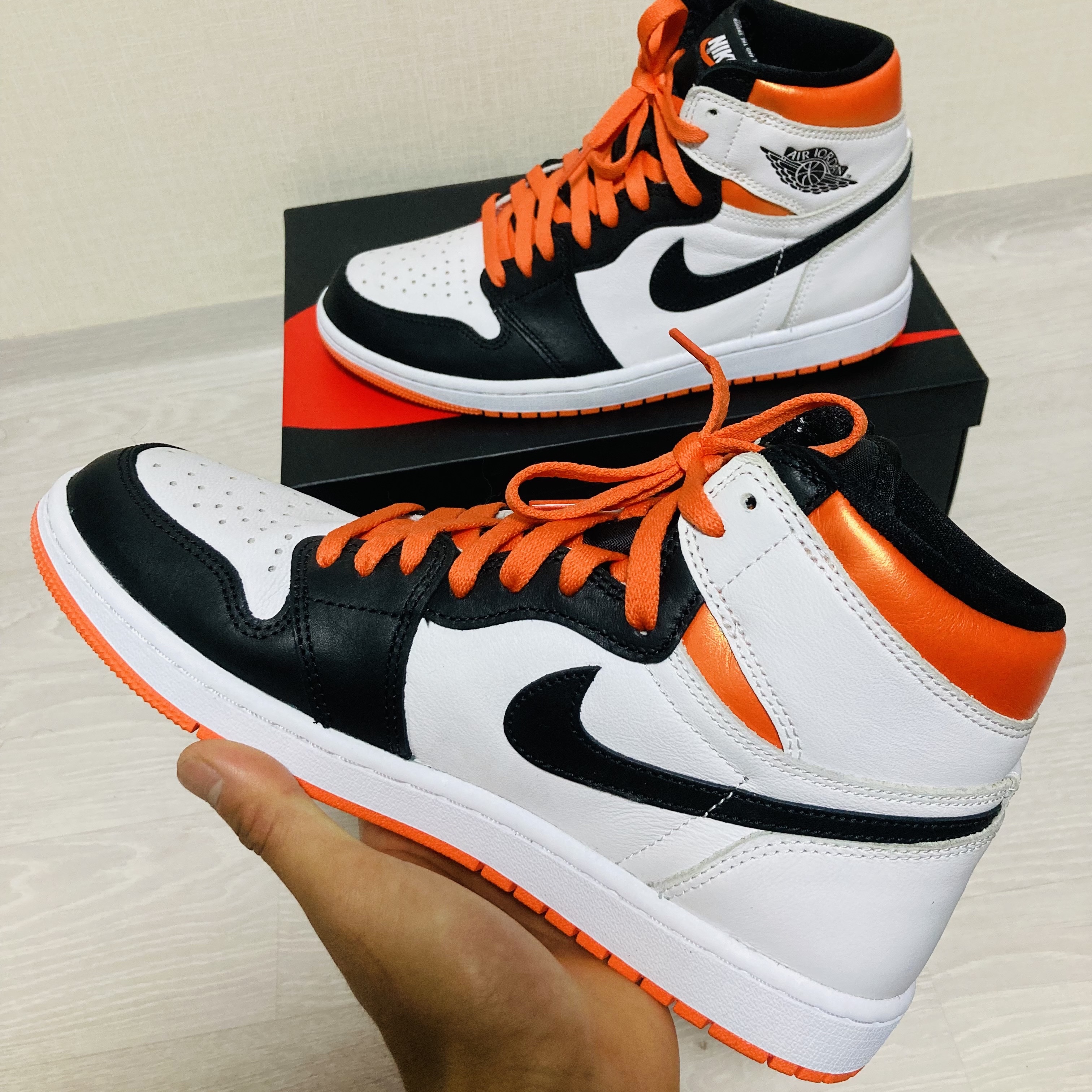 Jordan 1 Retro High OG Electro Orange 착용 스타일