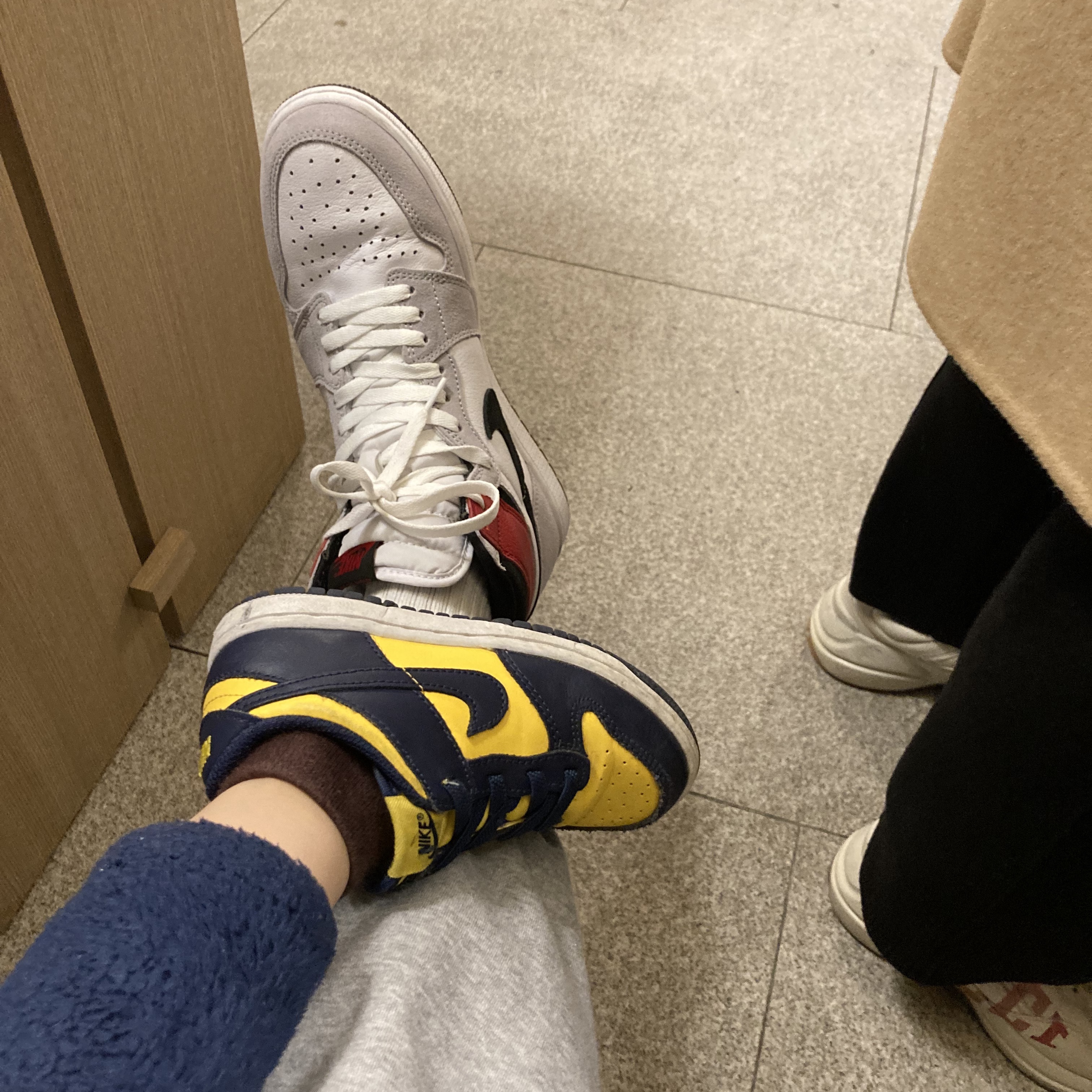 Jordan 1 Retro High OG Light Smoke Grey, Stone Island 40123 Garment Dyed Crinkle Reps Down Jacket Black - 21FW 착용 스타일 - 3
