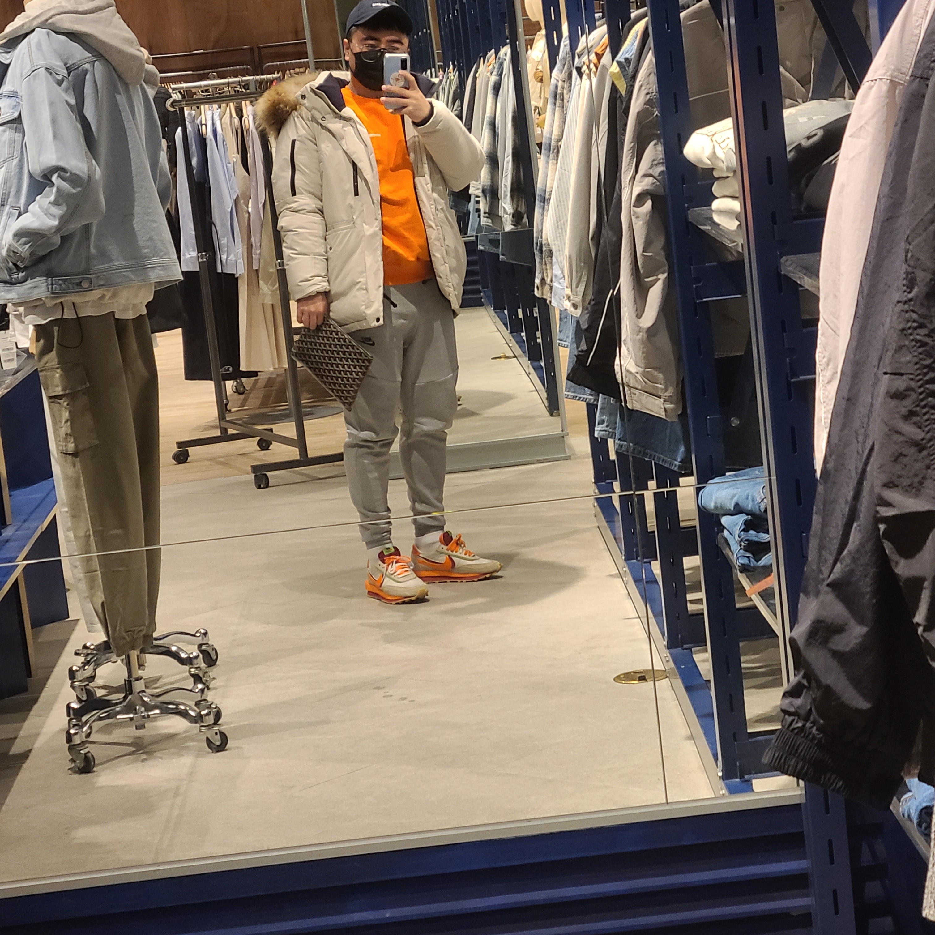 Nike x Sacai x Clot LDWaffle Orange Blaze, Goyard Senat Pochette MM Black 착용 스타일 - 2